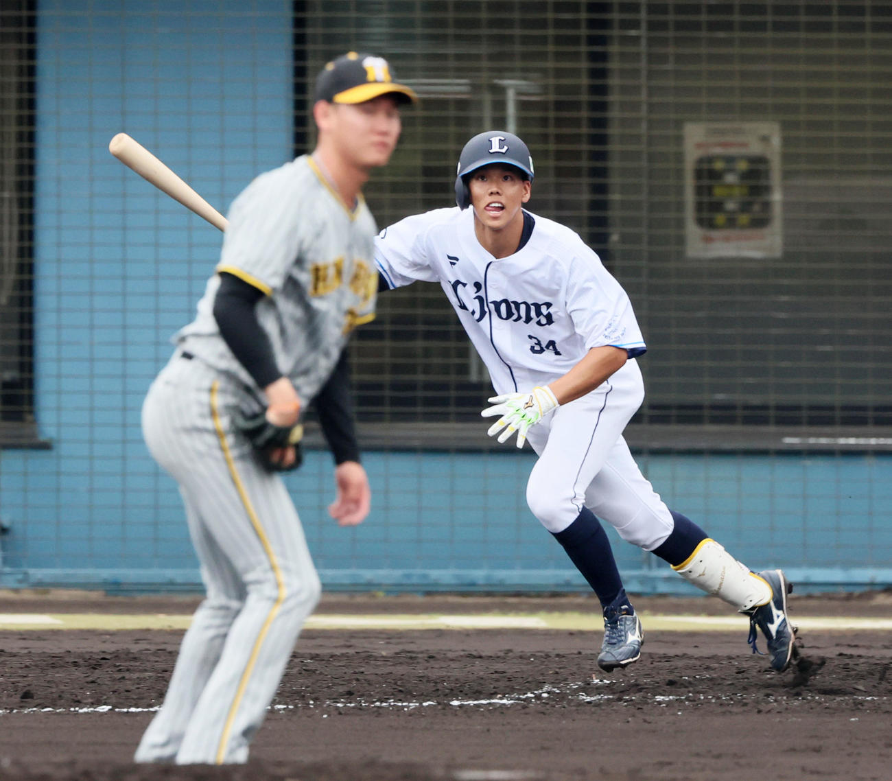 西武対阪神　8回裏西武2死二塁、高松は中越え適時三塁打を放つ。投手は及川（撮影・加藤哉）