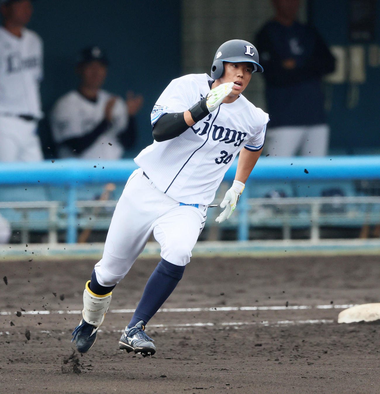 西武対阪神　8回裏西武2死二塁、高松は中越え適時三塁打を放つ（撮影・加藤哉）