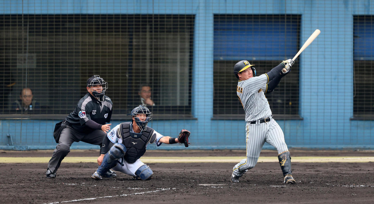 西武対阪神　4回表阪神無死、大山は左越えソロ本塁打を放つ。ネット裏左は観戦する岡田監督（撮影・加藤哉）
