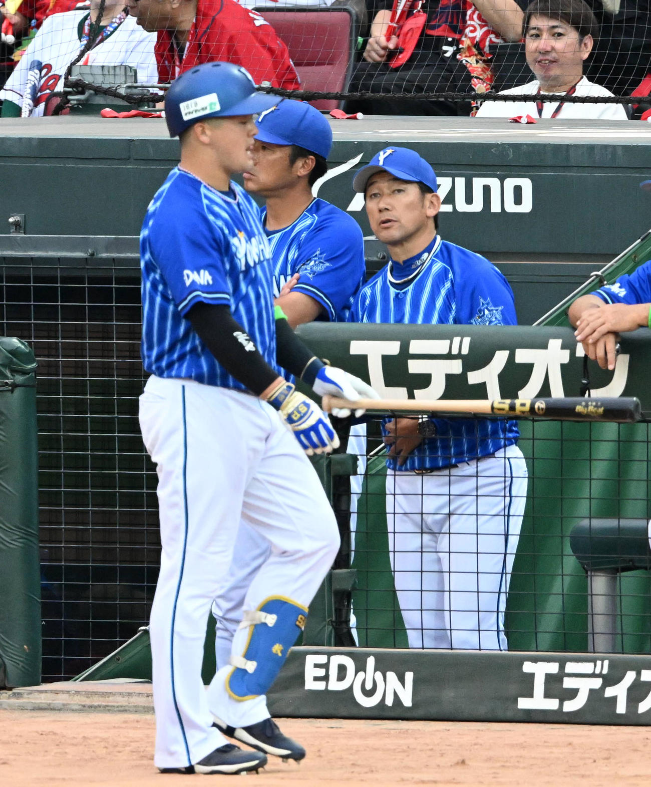 広島対DeNA 10回表DeNA1死、牧が一邪飛に倒れ厳しい表情の三浦監督（撮影・前岡正明）