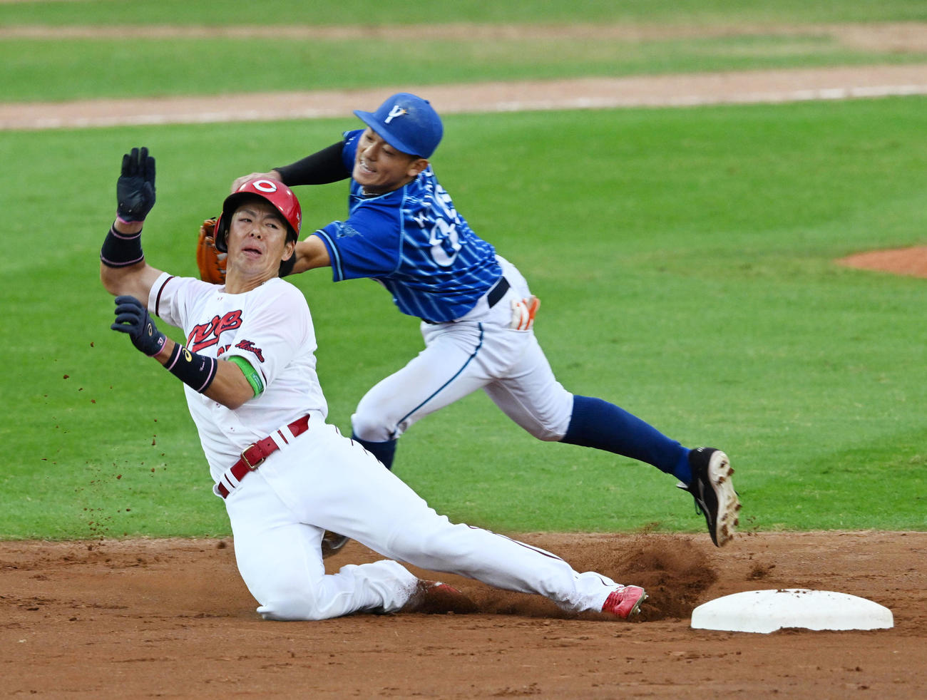 広島対DeNA 8回裏2死一塁、野間は二塁盗塁に失敗。野手林（撮影・前岡正明）