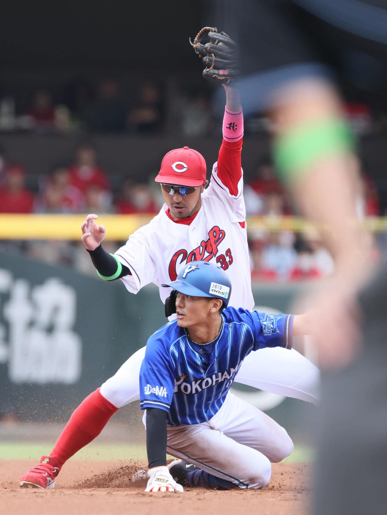 セCSファーストS第1戦　3回表DeNA1死一塁、打者大田の時、林は二盗失敗。後ろは菊池（撮影・加藤孝規）