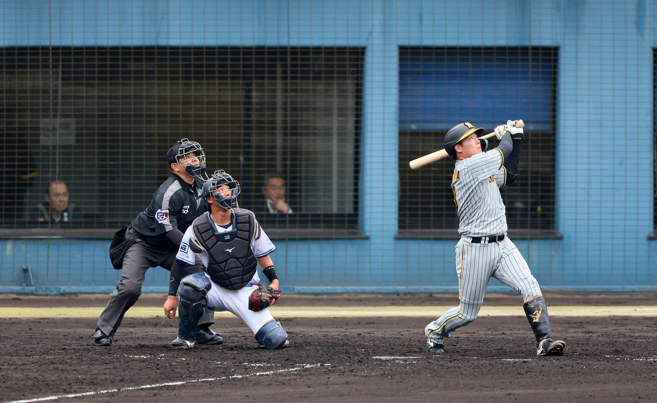 西武対阪神　4回表阪神無死、大山は左越えソロ本塁打を放つ。ネット裏左は観戦する岡田監督（撮影・加藤哉）