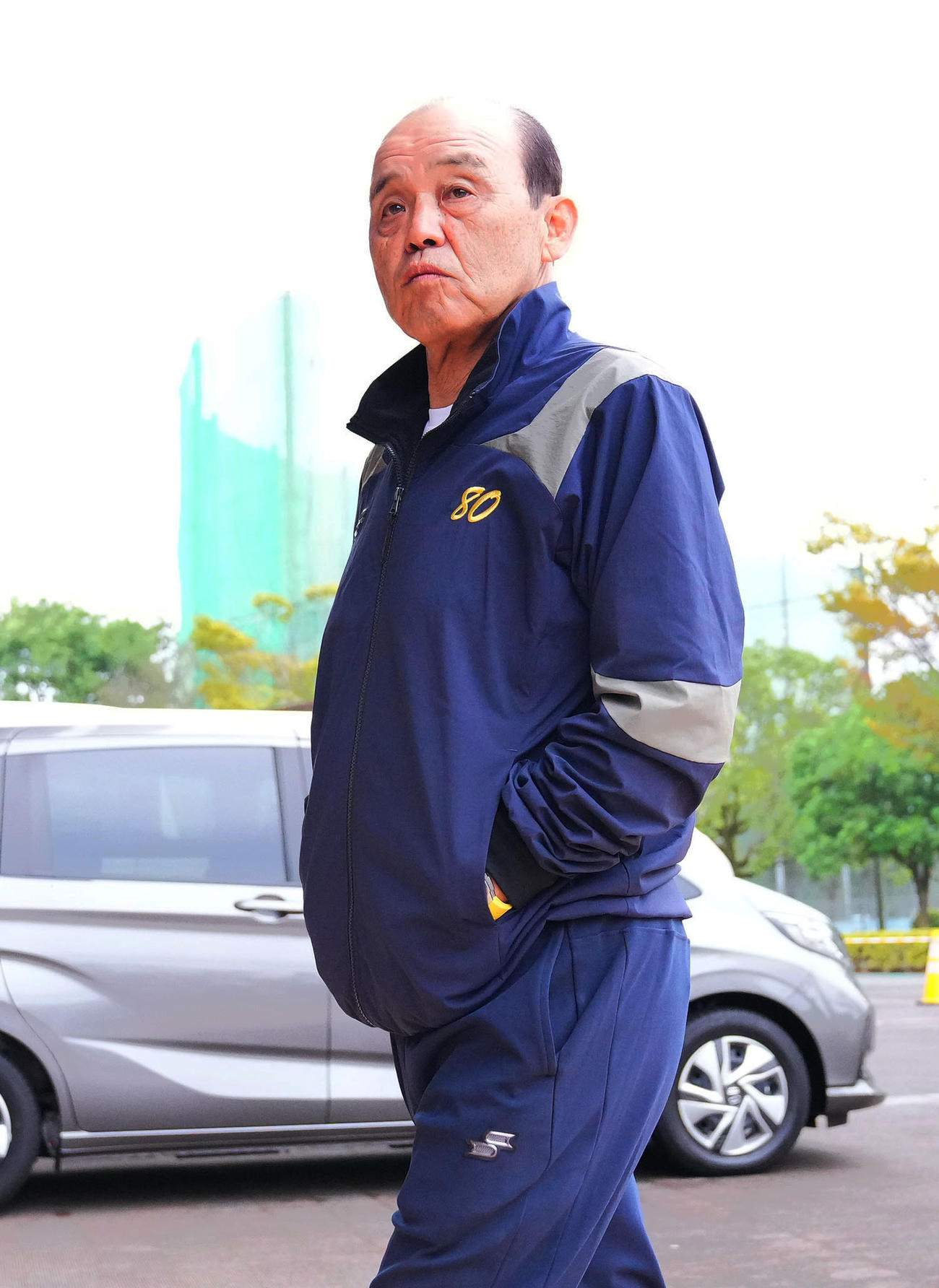 球場入りする阪神岡田監督（撮影・藤尾明華）
