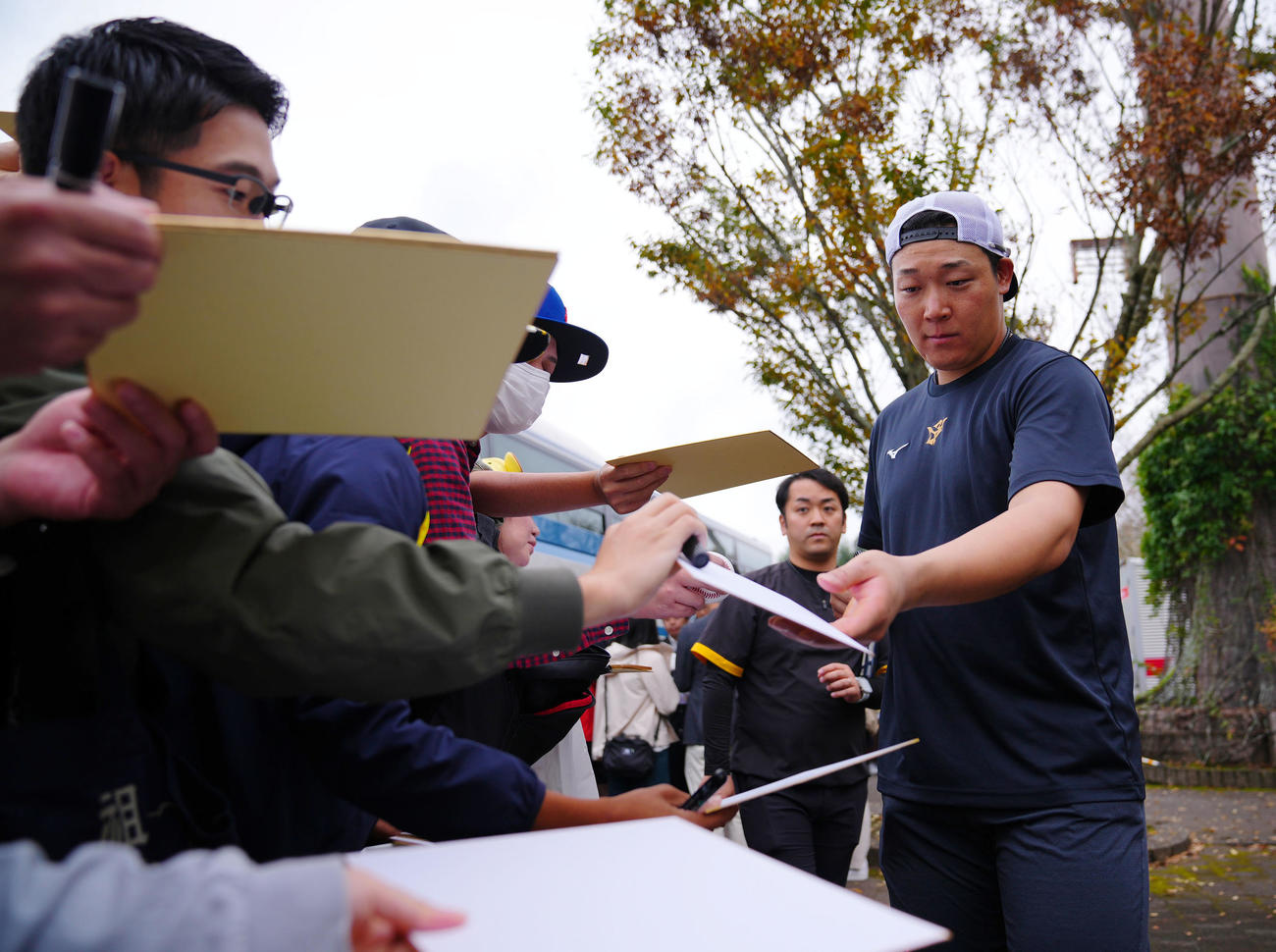フェニックスリーグ西武対阪神　ファンにサインする阪神大山（撮影・藤尾明華）