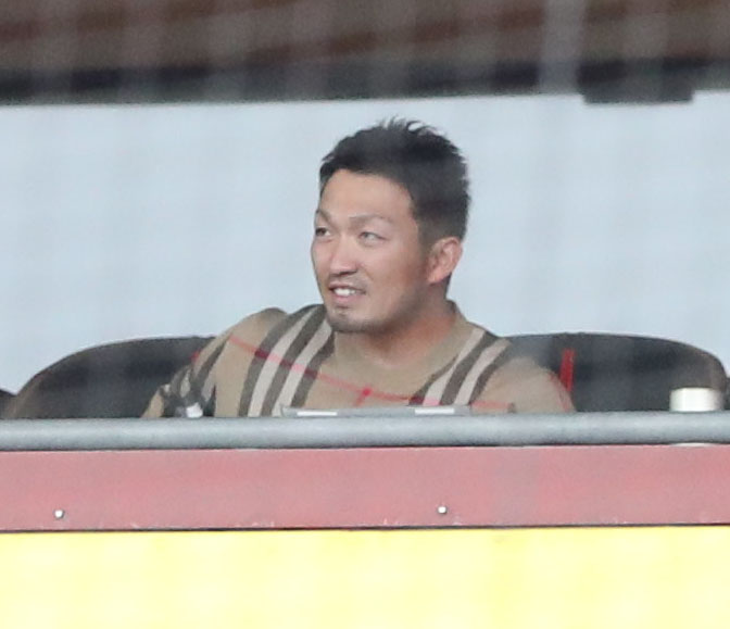 広島対DeNA　観戦するカブス鈴木誠也（撮影・梅根麻紀）
