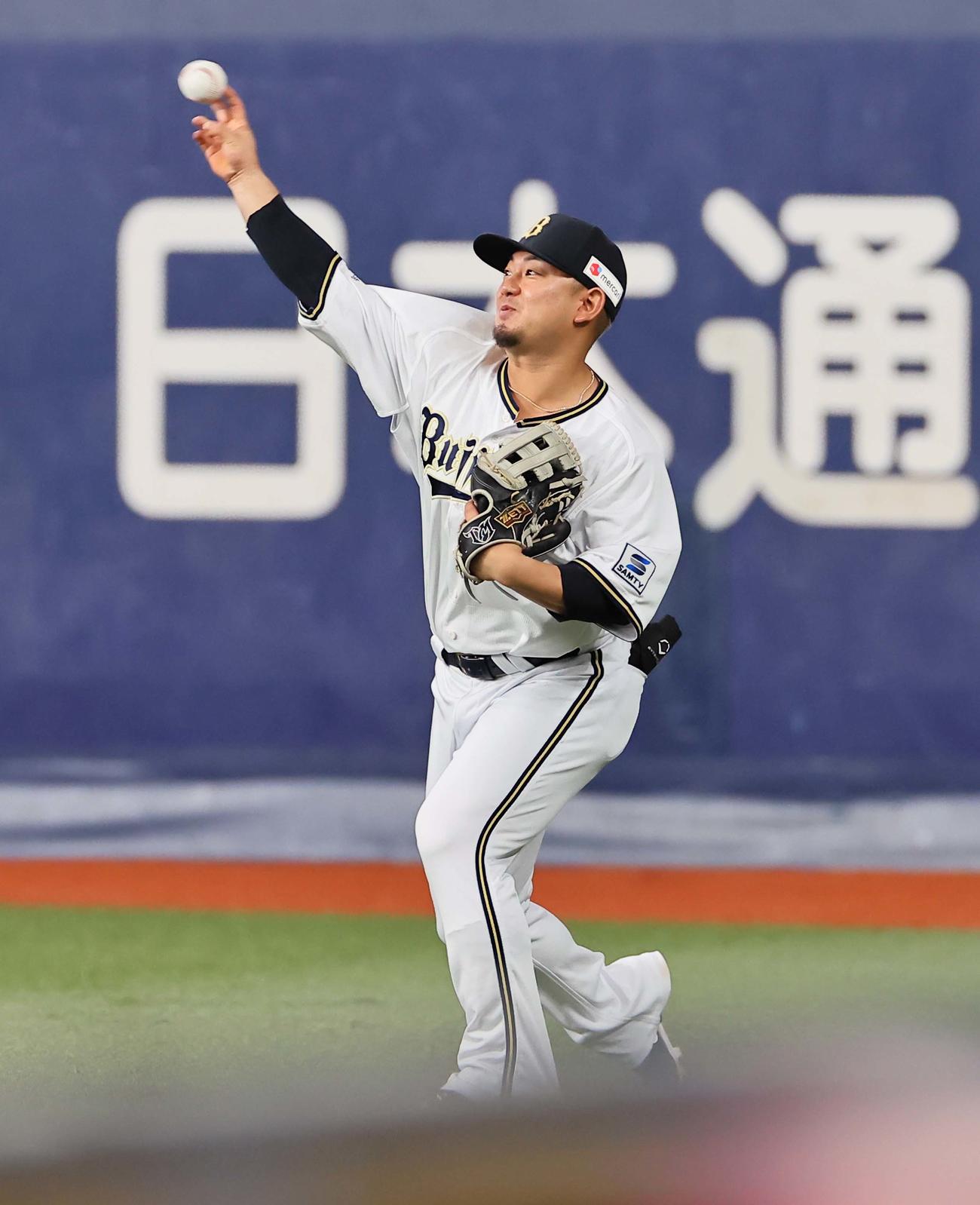 紅白戦で右翼守備に就いた森は、頓宮の右前打を処理する（撮影・上田博志）