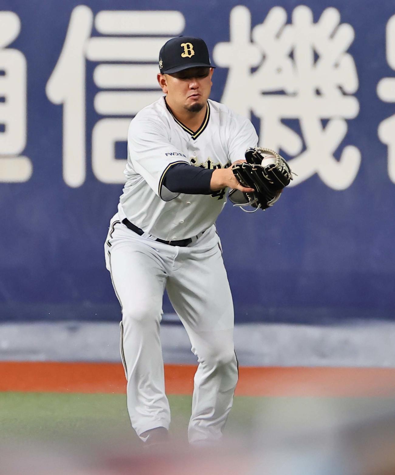 紅白戦　右翼守備をする森は頓宮の右前打を処理する（撮影・上田博志）