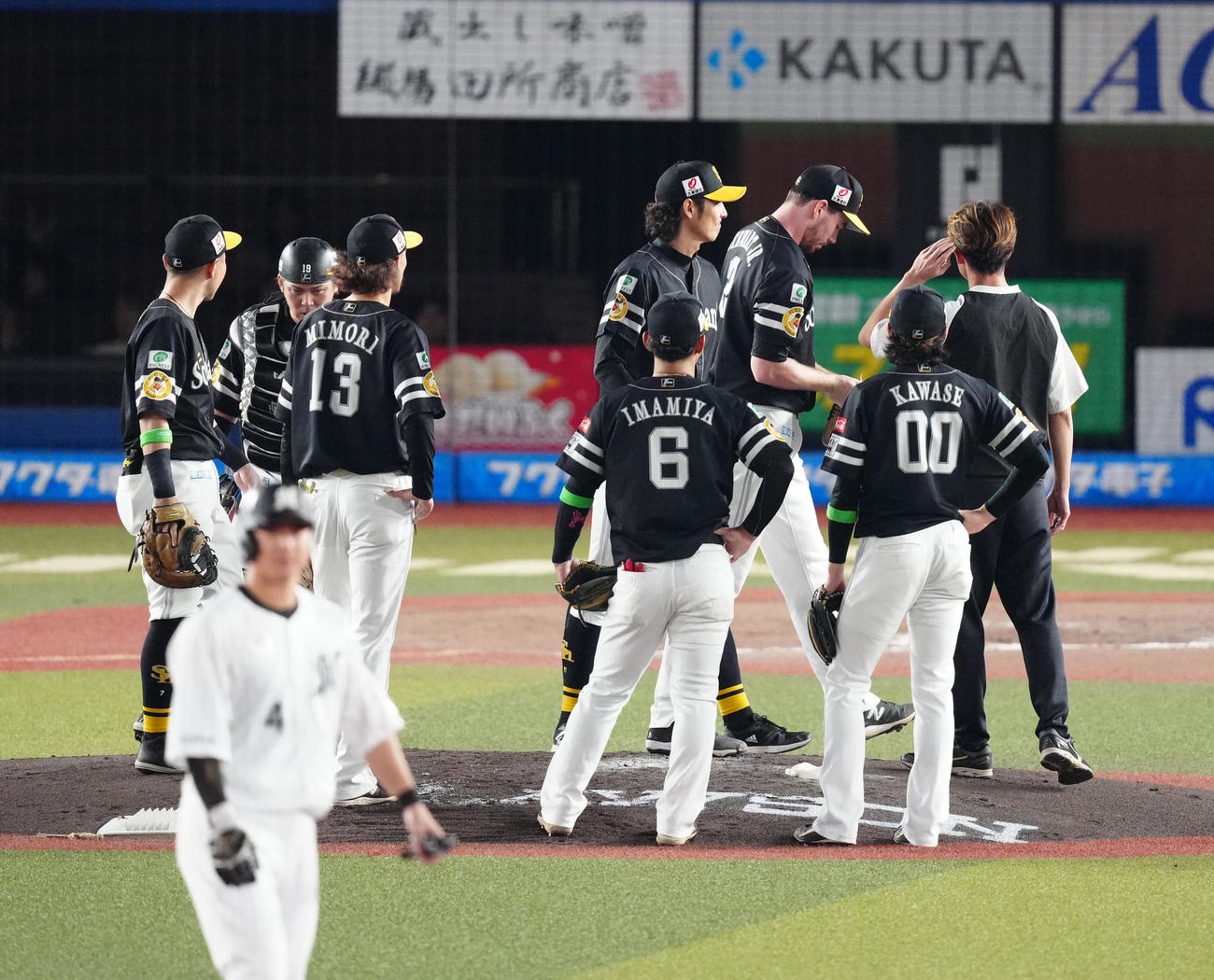 ロッテ対ソフトバンク　3回裏途中、降板するソフトバンク先発スチュワート（右から3人目）（撮影・江口和貴）