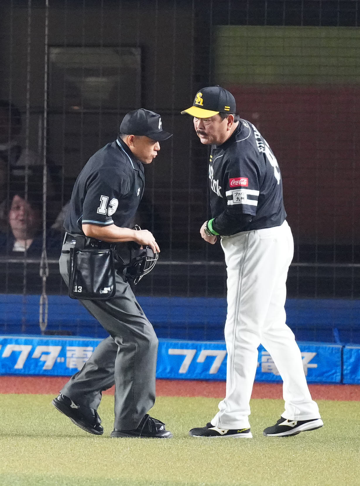 ロッテ対ソフトバンク　3回裏途中、ソフトバンク先発スチュワートの降板を告げる藤本監督（左）（撮影・江口和貴）