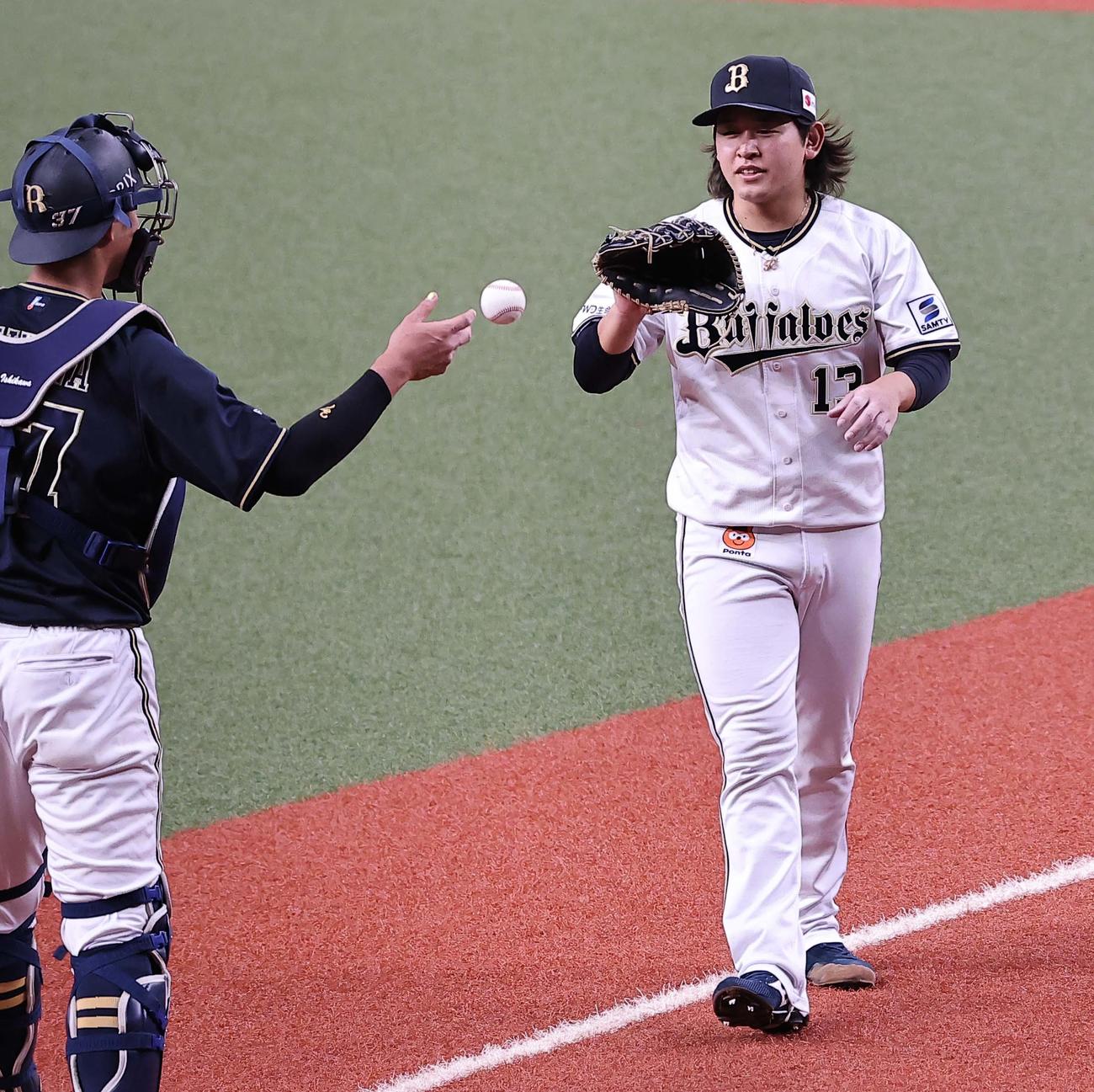 シート打撃練習で好投した宮城は笑顔を見せる（撮影・上田博志）