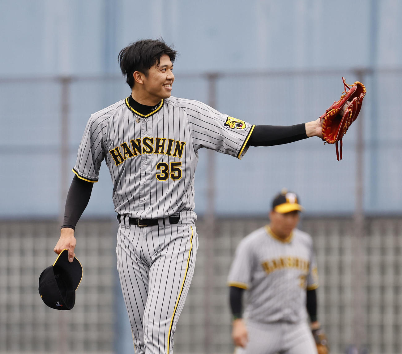 フェニックスリーグ西武対阪神　1回、笑顔を見せる阪神才木（撮影・藤尾明華）