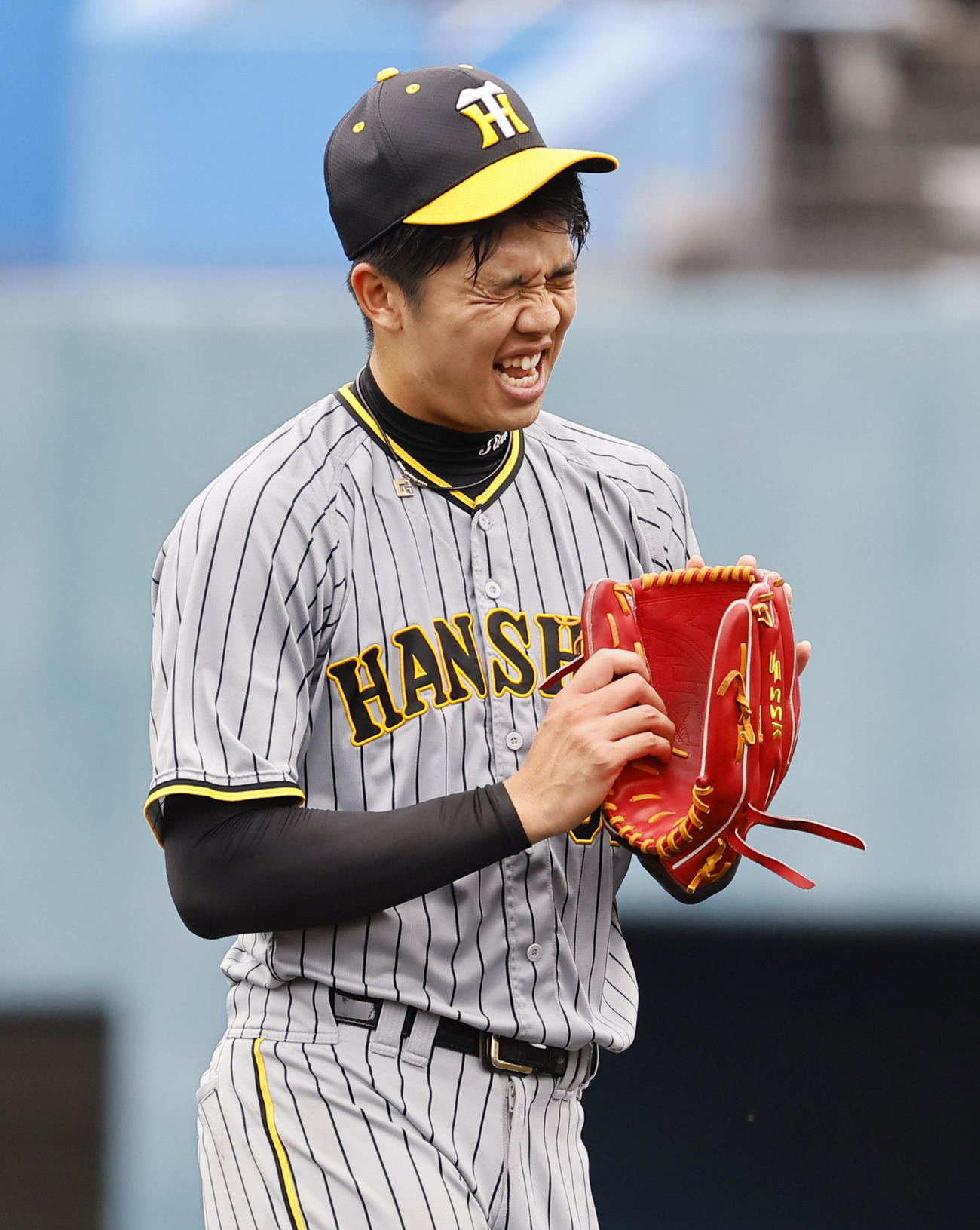 フェニックスリーグ西武対阪神　5回を終え、手を合わせる阪神才木（撮影・藤尾明華）