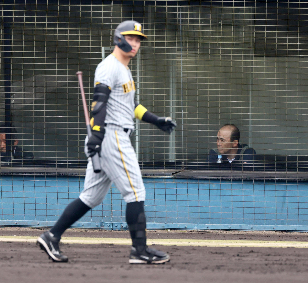 西武対阪神　1回表阪神2死一、二塁、佐藤輝は捕邪飛に倒れ観戦する岡田監督の前を通ってベンチへ引き揚げる（撮影・加藤哉）