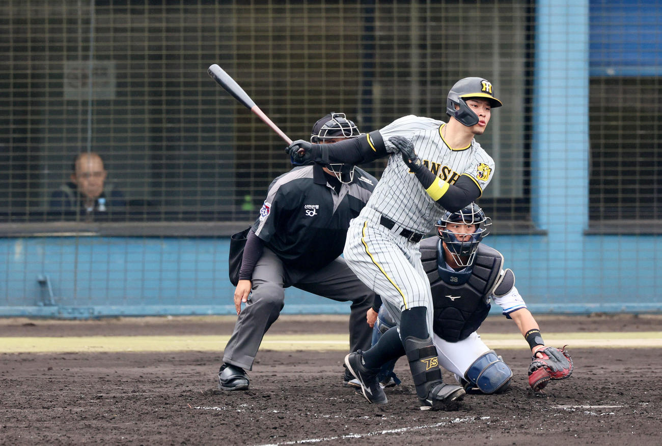 西武対阪神　4回表阪神無死、二ゴロに倒れた佐藤輝。左は観戦する岡田監督（撮影・加藤哉）