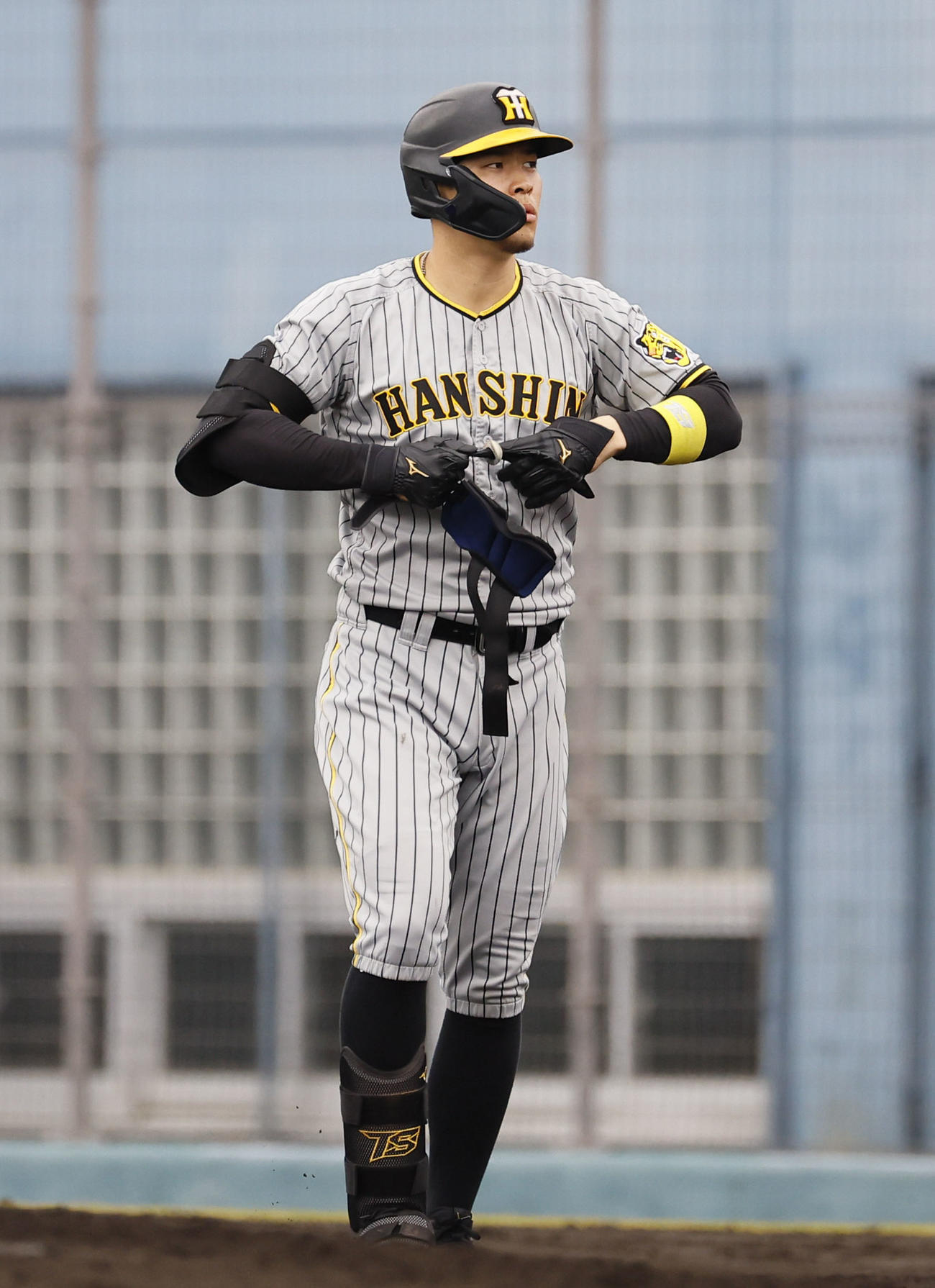 フェニックスリーグ西武対阪神　6回表阪神2死、一ゴロに倒れた佐藤輝（撮影・藤尾明華）