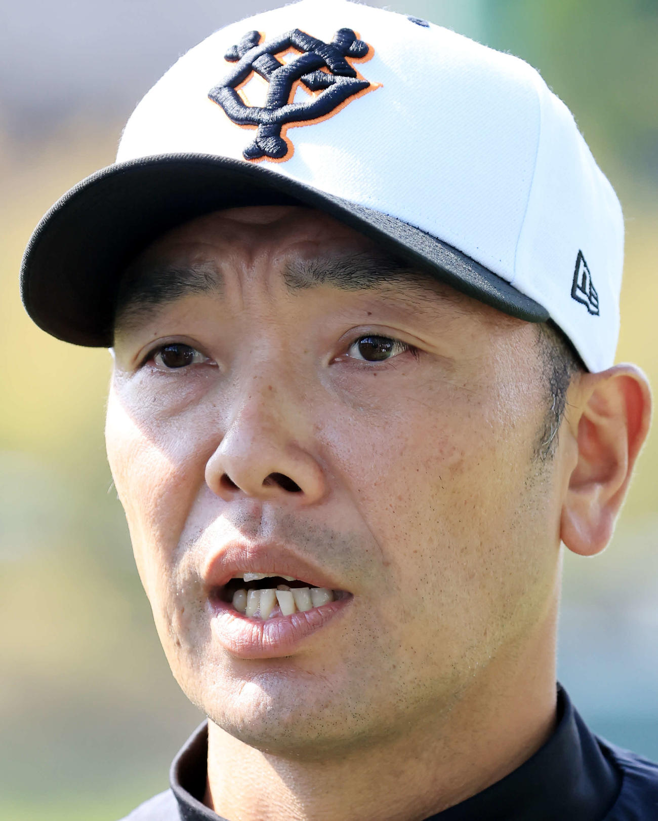 巨人が練習始動で、報道陣の質問に答える阿部新監督（撮影・浅見桂子）