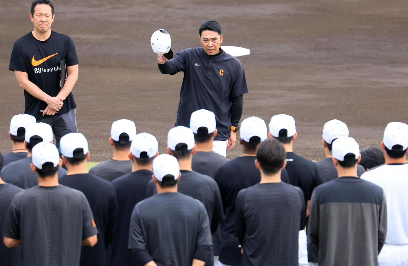 練習始動で、ナインを集め、あいさつする巨人阿部新監督（撮影・浅見桂子）
