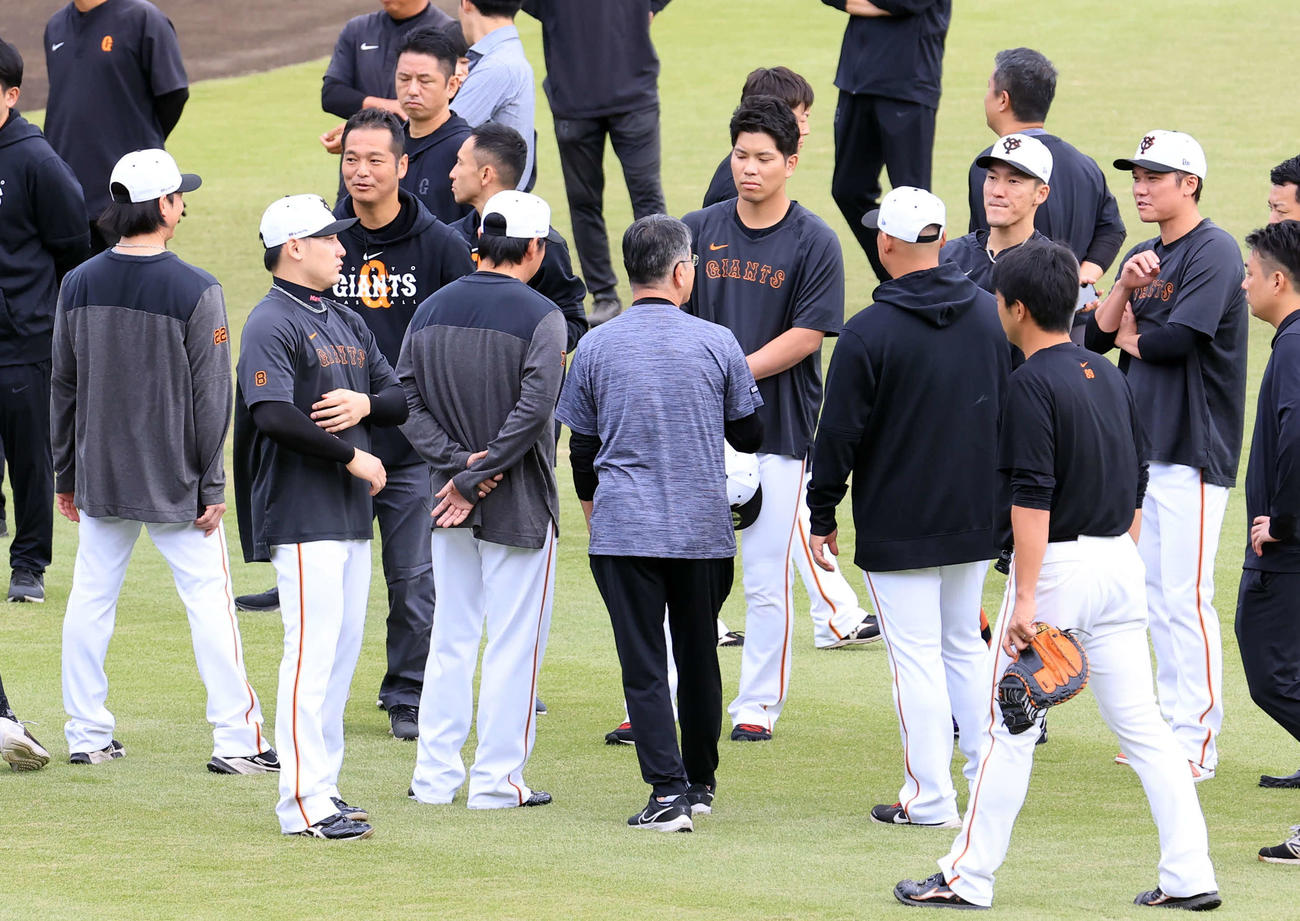 練習始動で、円陣に加わった巨人坂本（右）ら（撮影・浅見桂子）
