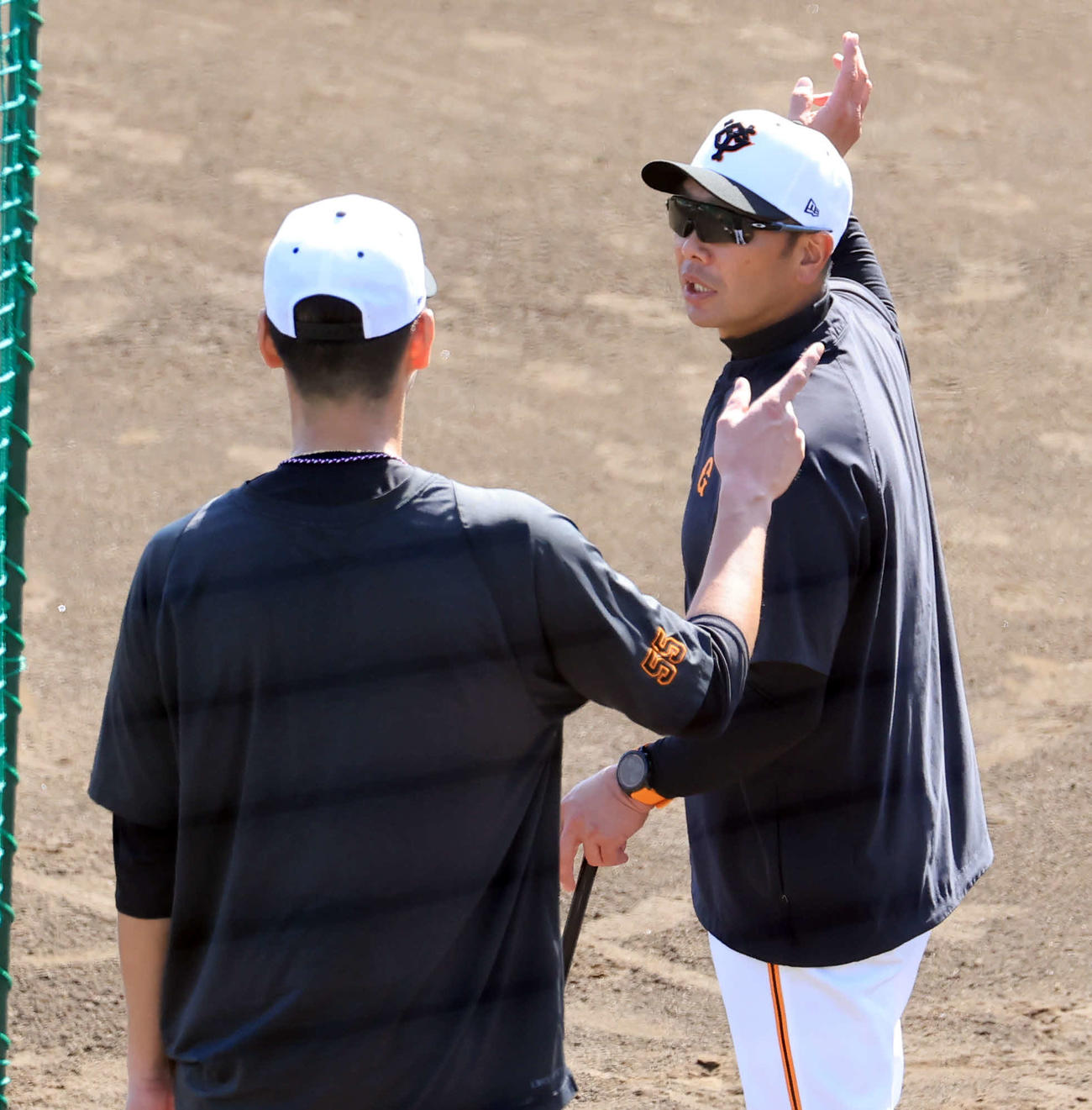巨人秋広（手前）に声をかける阿部新監督（撮影・浅見桂子）