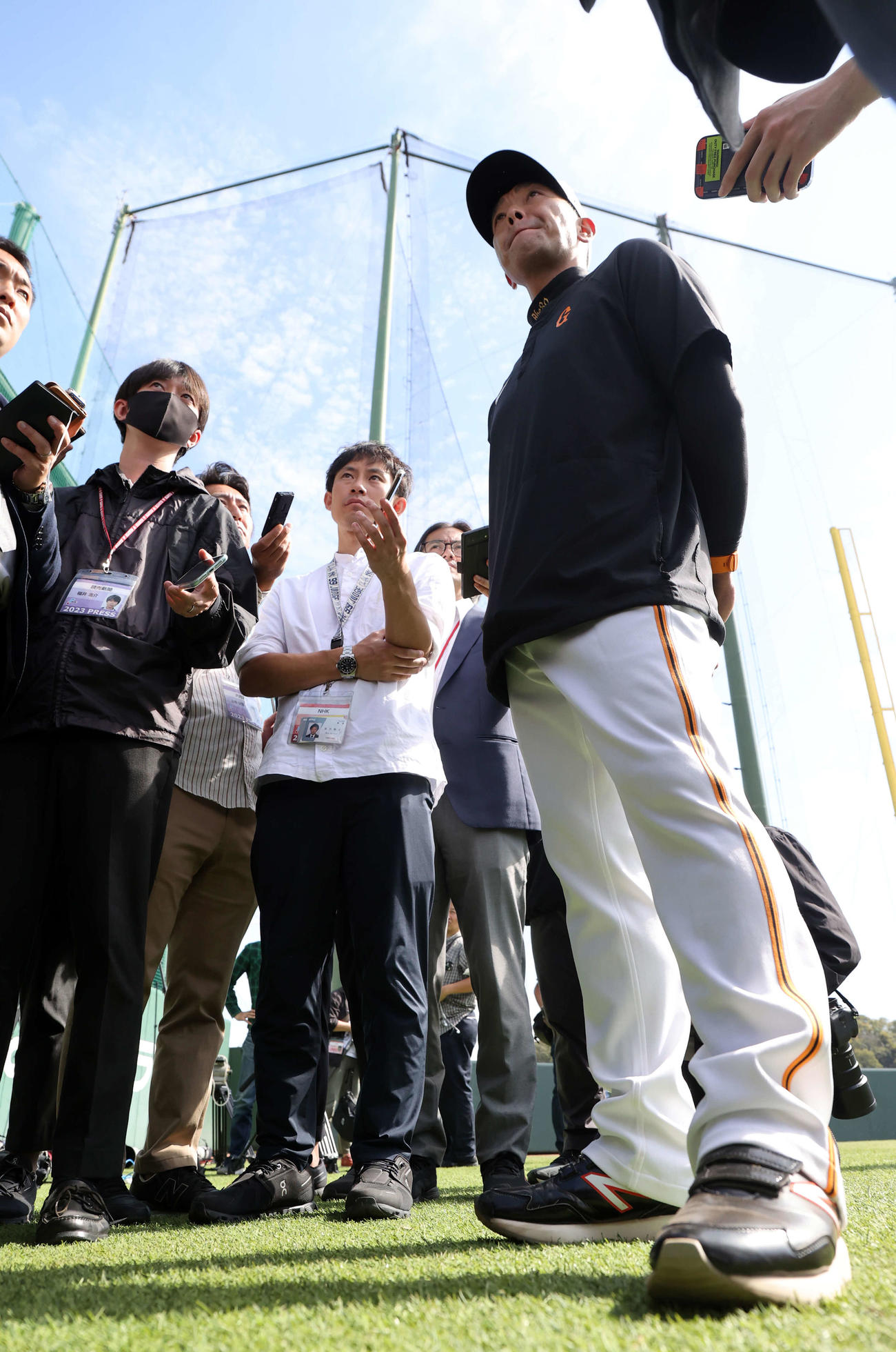 報道陣の質問に答える巨人阿部新監督（撮影・浅見桂子）