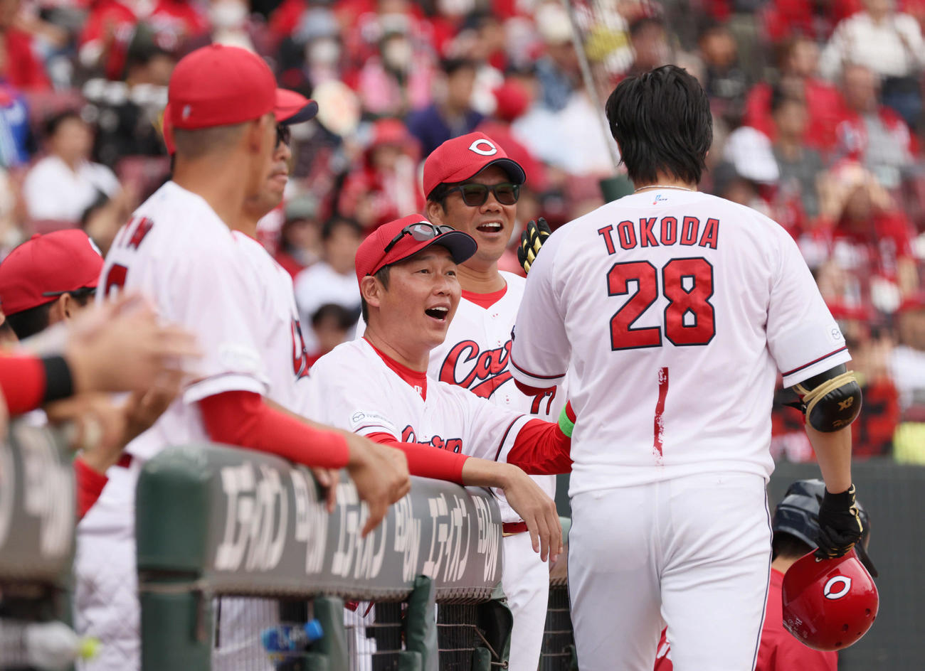 セCSファーストS第1戦　3回裏広島無死一、二塁、送りバントを決めた床田を迎える新井監督（中央）（撮影・加藤孝規）