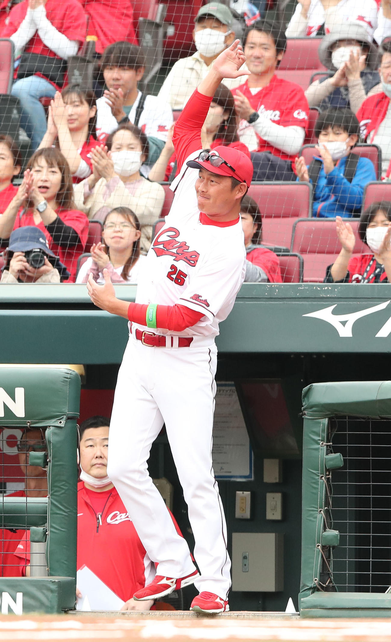 広島対DeNA　試合前、セレモニーで登場する新井監督（撮影・梅根麻紀）