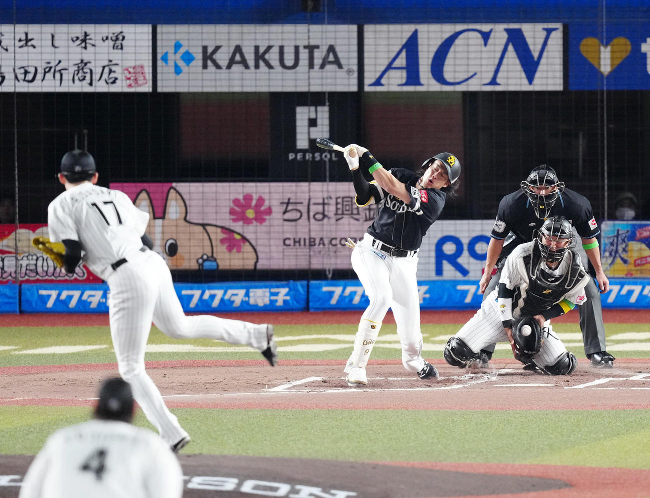 ロッテ対ソフトバンク　1回表ソフトバンク2死、空振り三振に倒れる柳田。投手佐々木朗（撮影・江口和貴）