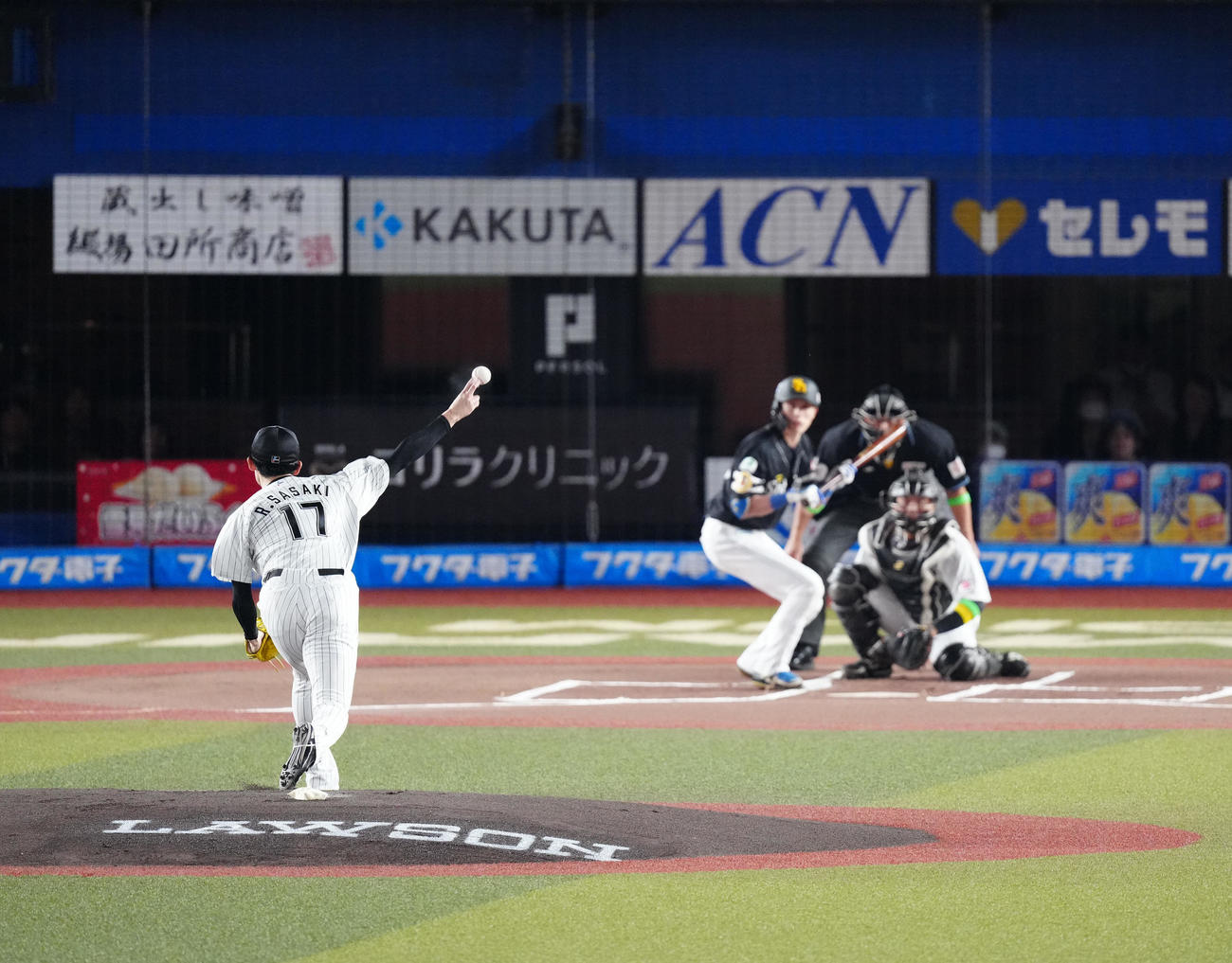 ロッテ対ソフトバンク　1回表ソフトバンク無死、打者周東に対し、初球を投じる佐々木朗（撮影・江口和貴）