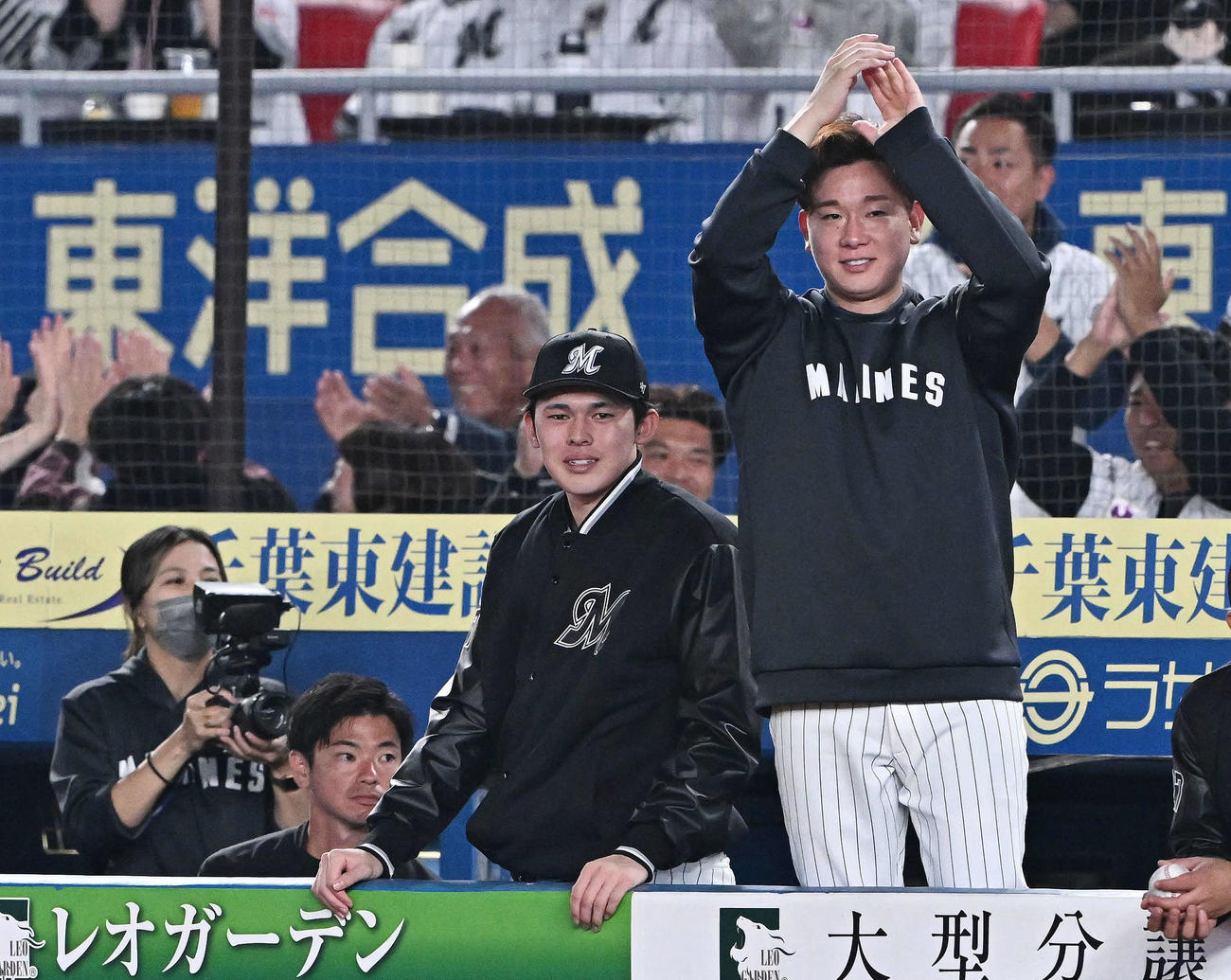 ロッテ対ソフトバンク　6回裏ロッテ無死一、二塁、安田の適時二塁打に笑顔を見せる佐々木朗（左）と中村稔（撮影・滝沢徹郎）