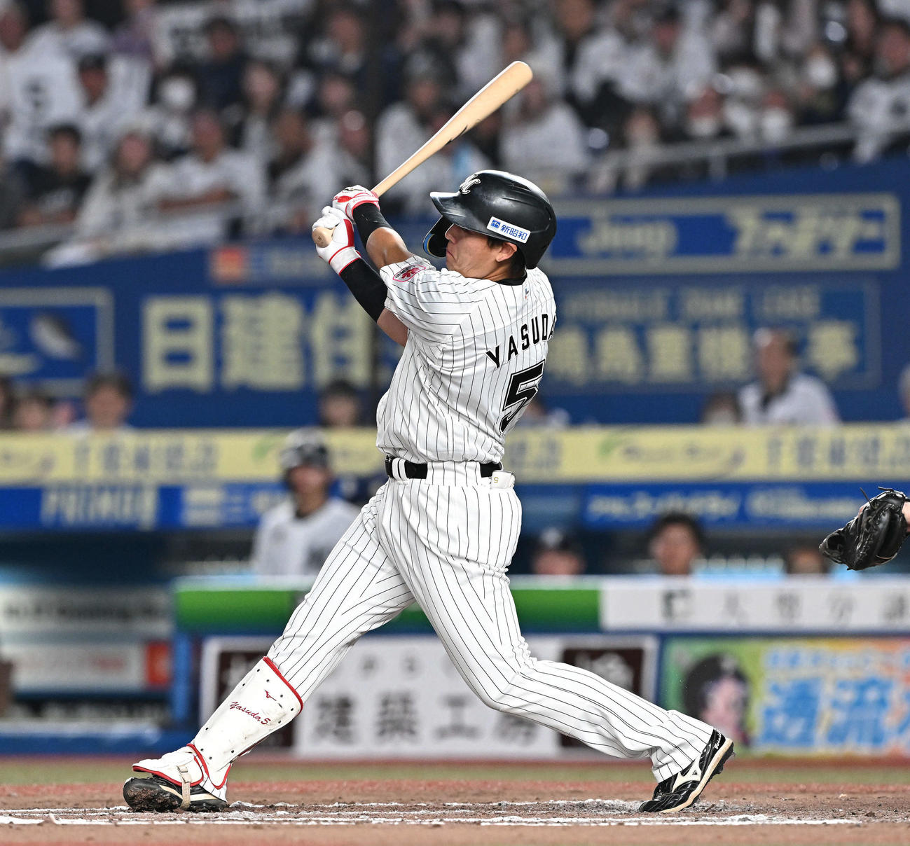 ロッテ対ソフトバンク　6回裏ロッテ無死一、二塁、安田は右中間へ適時二塁打を放つ（撮影・滝沢徹郎）