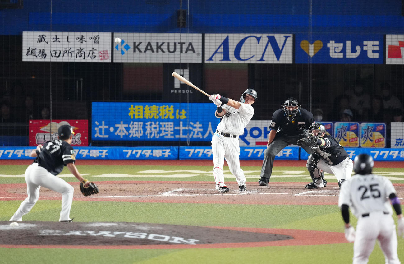 ロッテ対ソフトバンク　6回裏ロッテ無死一、二塁、適時二塁打を放つ安田（撮影・江口和貴）