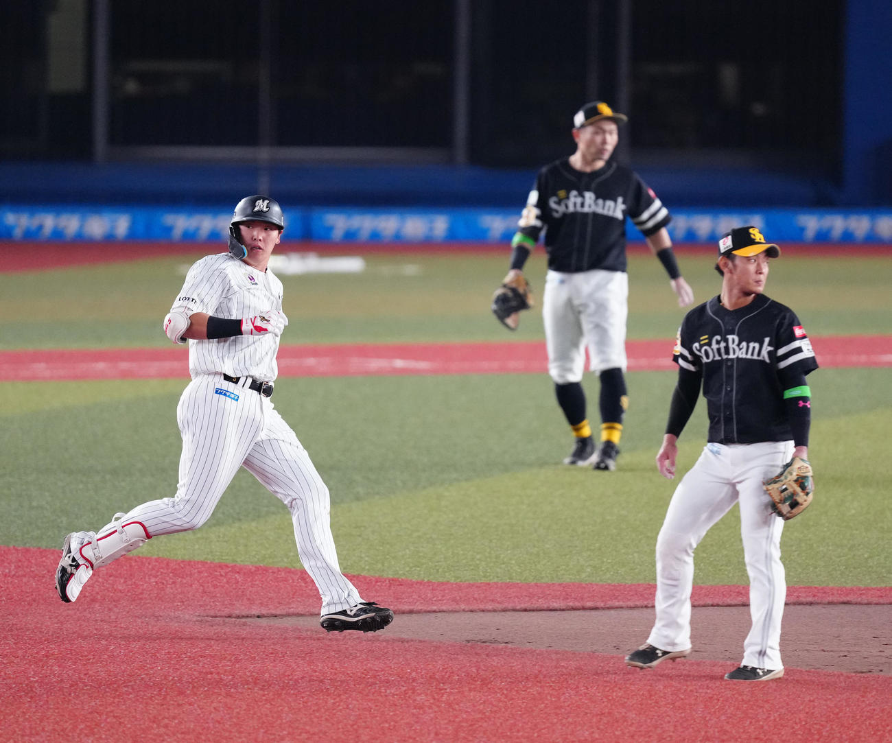 ロッテ対ソフトバンク　6回裏ロッテ無死一、二塁、適時二塁打を放った安田（左）（撮影・江口和貴）