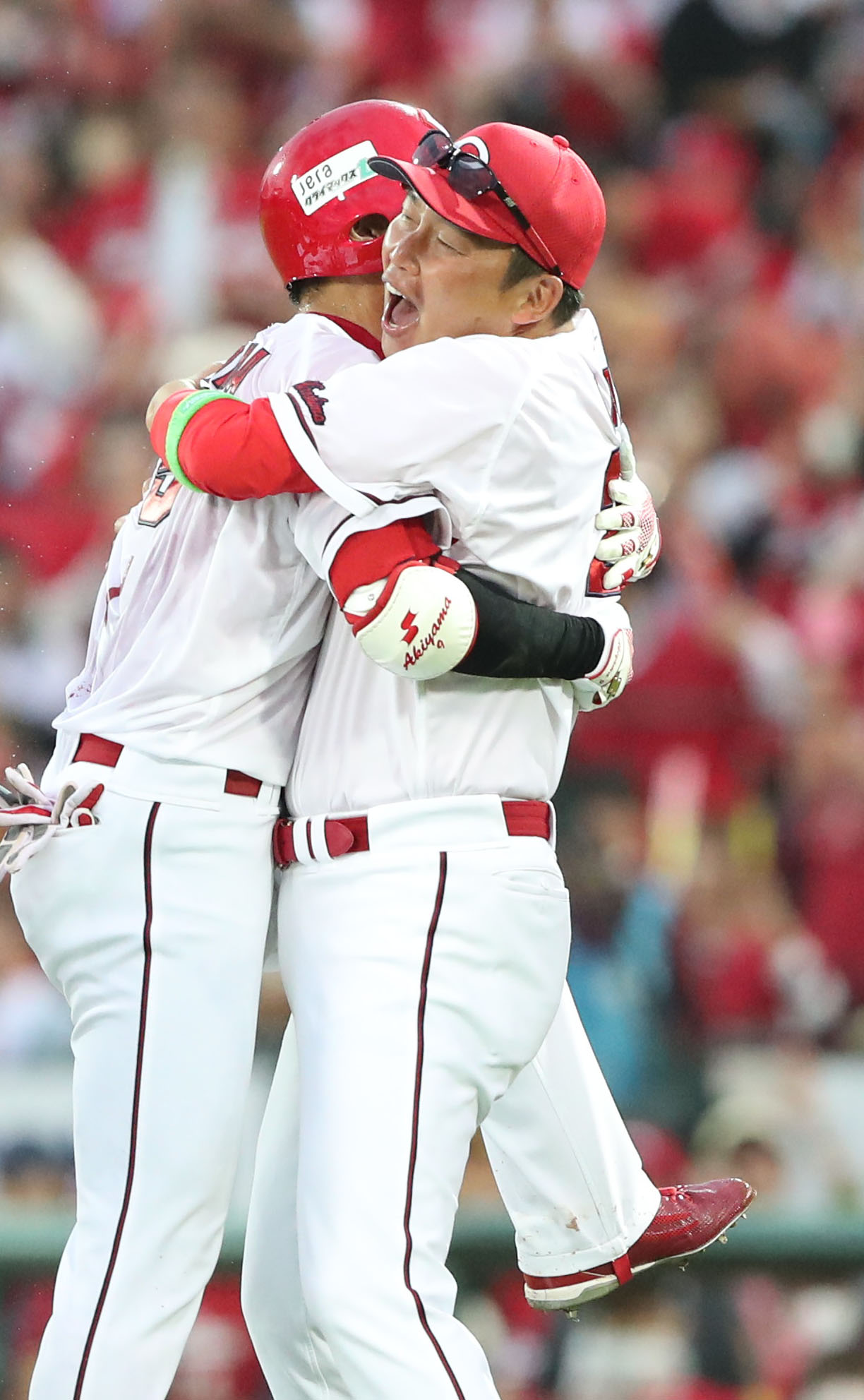 広島対DeNA　サヨナラ安打を放った秋山と抱き合って喜ぶ新井監督（撮影・梅根麻紀）