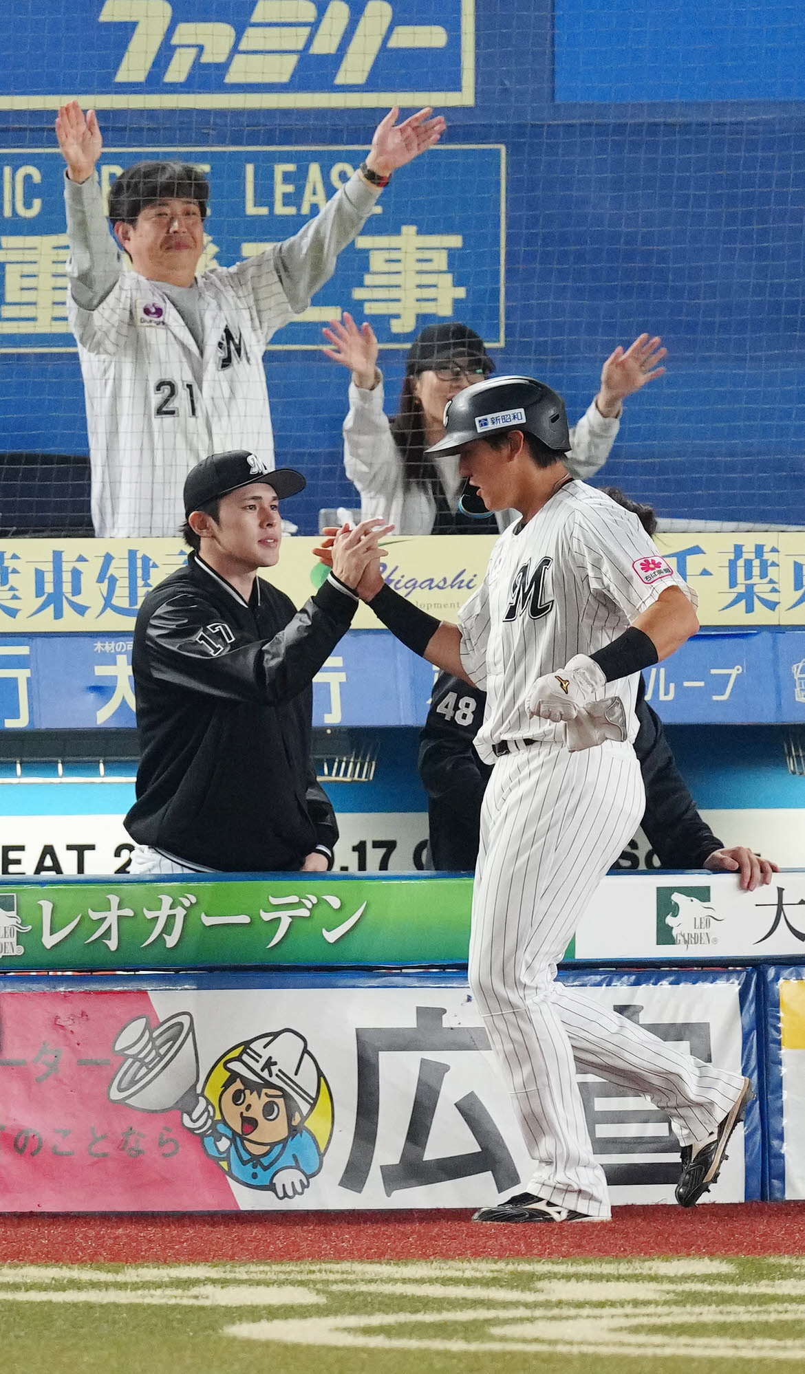 ロッテ対ソフトバンク　6回裏ロッテ1死二、三塁、藤原の2点適時打で生還した安田（右）とタッチを交わす佐々木朗（撮影・江口和貴）