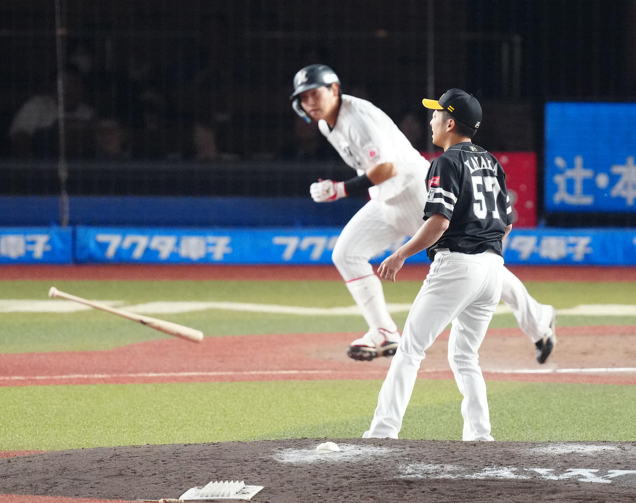 ロッテ対ソフトバンク　6回裏ロッテ無死一、二塁、安田（後方）に適時二塁打を浴びる嘉弥真（撮影・江口和貴）