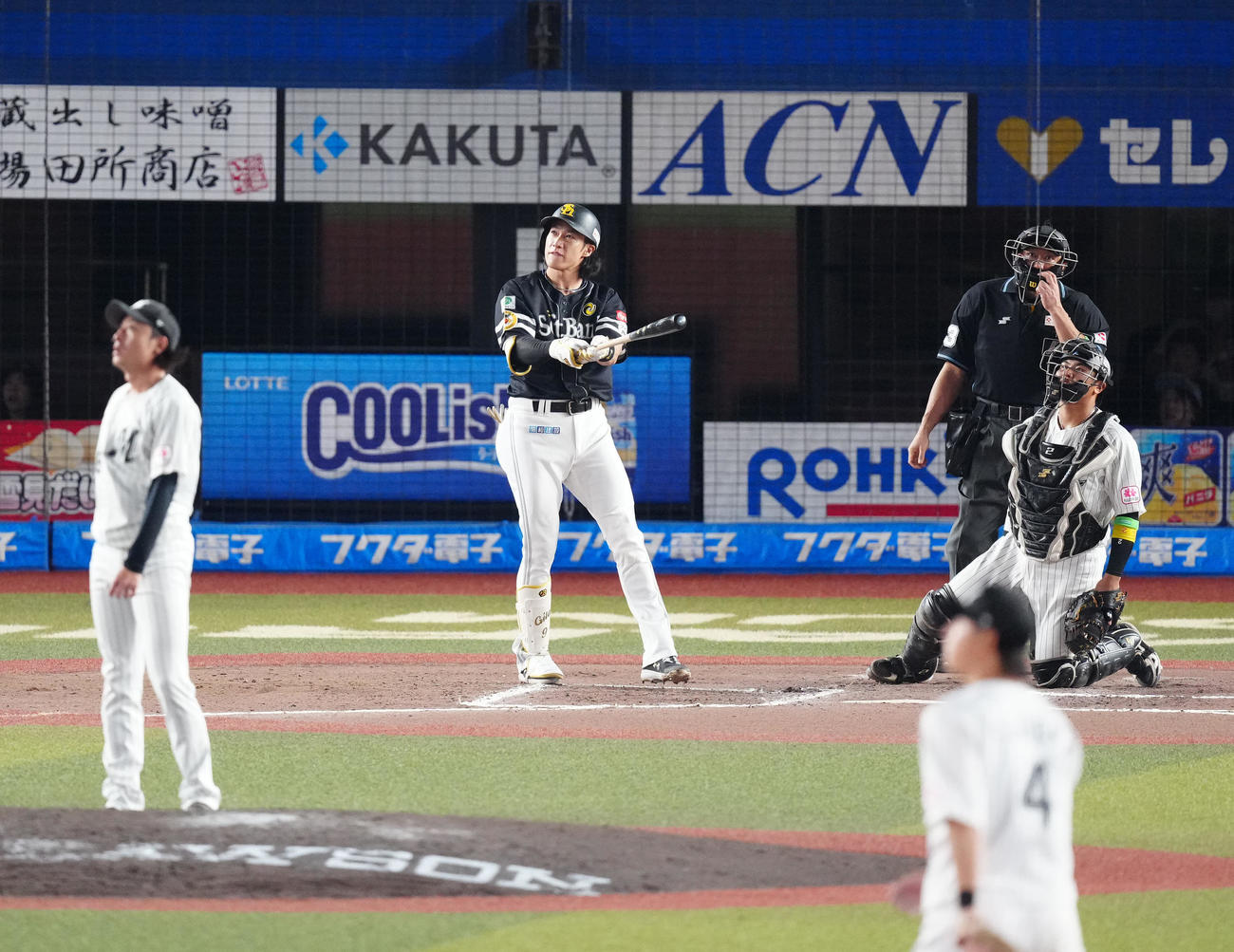 ロッテ対ソフトバンク　6回表ソフトバンク1死一塁、2点本塁打を放つ柳田。投手坂本（撮影・江口和貴）