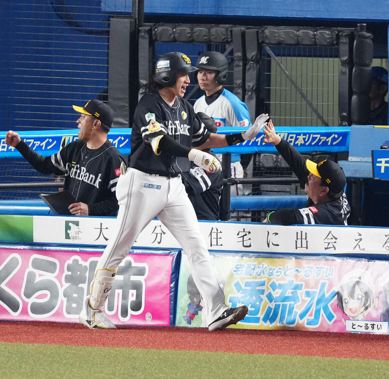 ロッテ対ソフトバンク　6回表ソフトバンク1死一塁、2点本塁打を放ち、藤本監督（右）とタッチを交わす柳田（撮影・江口和貴）