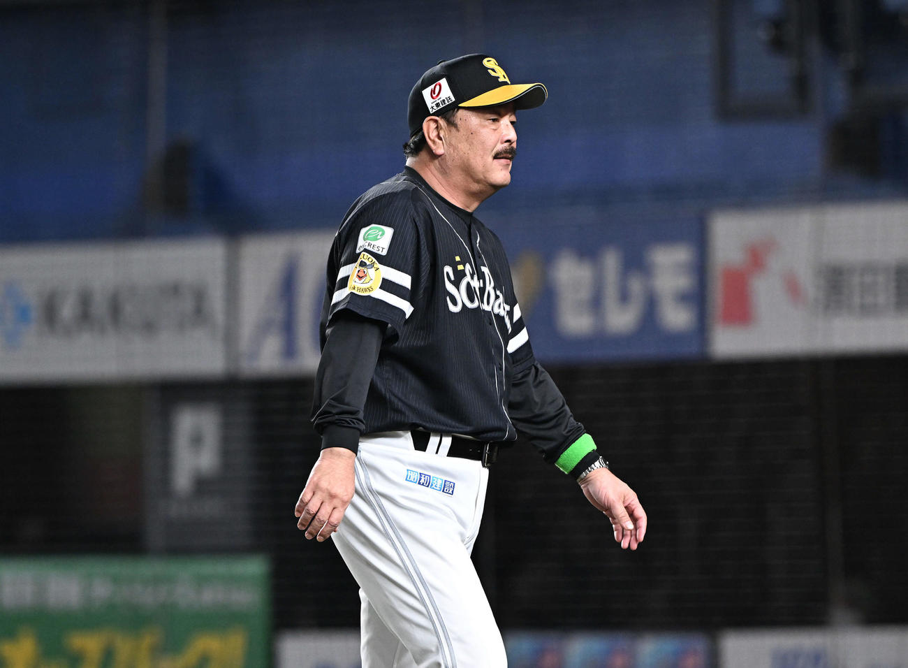 ロッテ対ソフトバンク　3回裏、投手の交代を告げるソフトバンク藤本監督（撮影・滝沢徹郎）