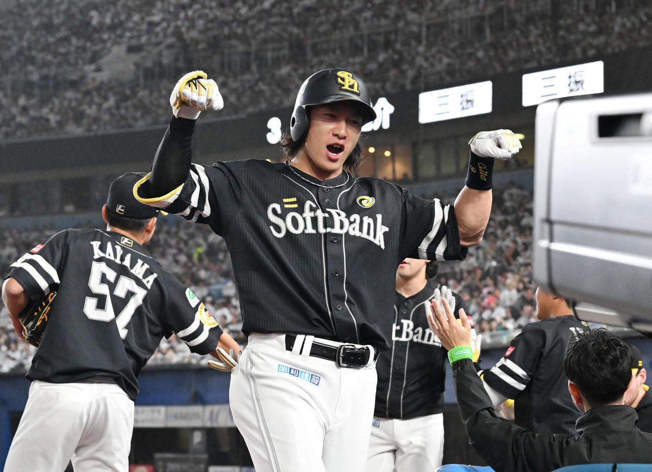 ロッテ対ソフトバンク　6回表ソフトバンク1死一塁、右越え2点本塁打を放った柳田はポーズを決める（撮影・滝沢徹郎）