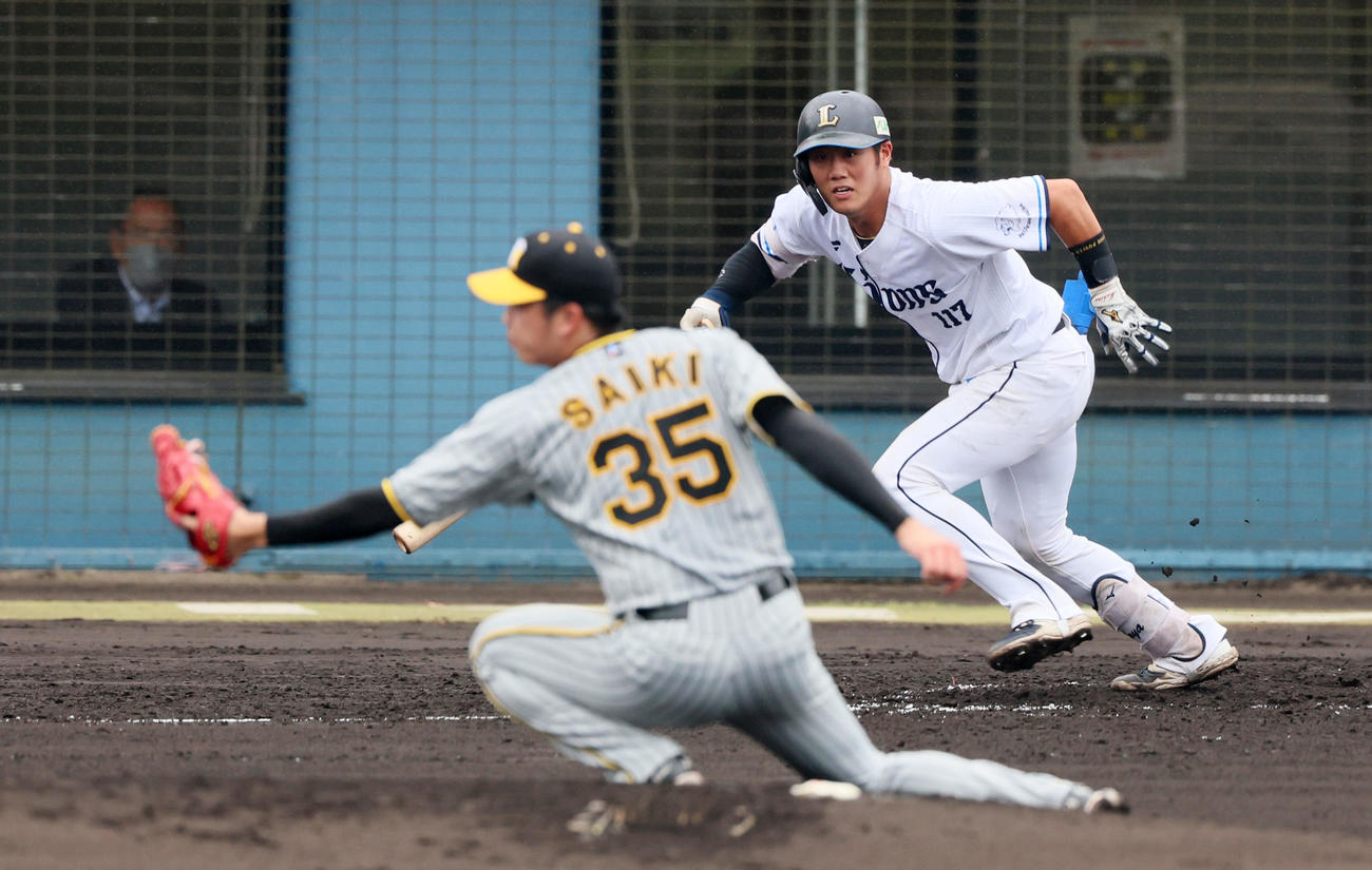 西武対阪神　3回裏西武無死、牧野は二塁へ内野安打を放つ。投手は才木（撮影・加藤哉）