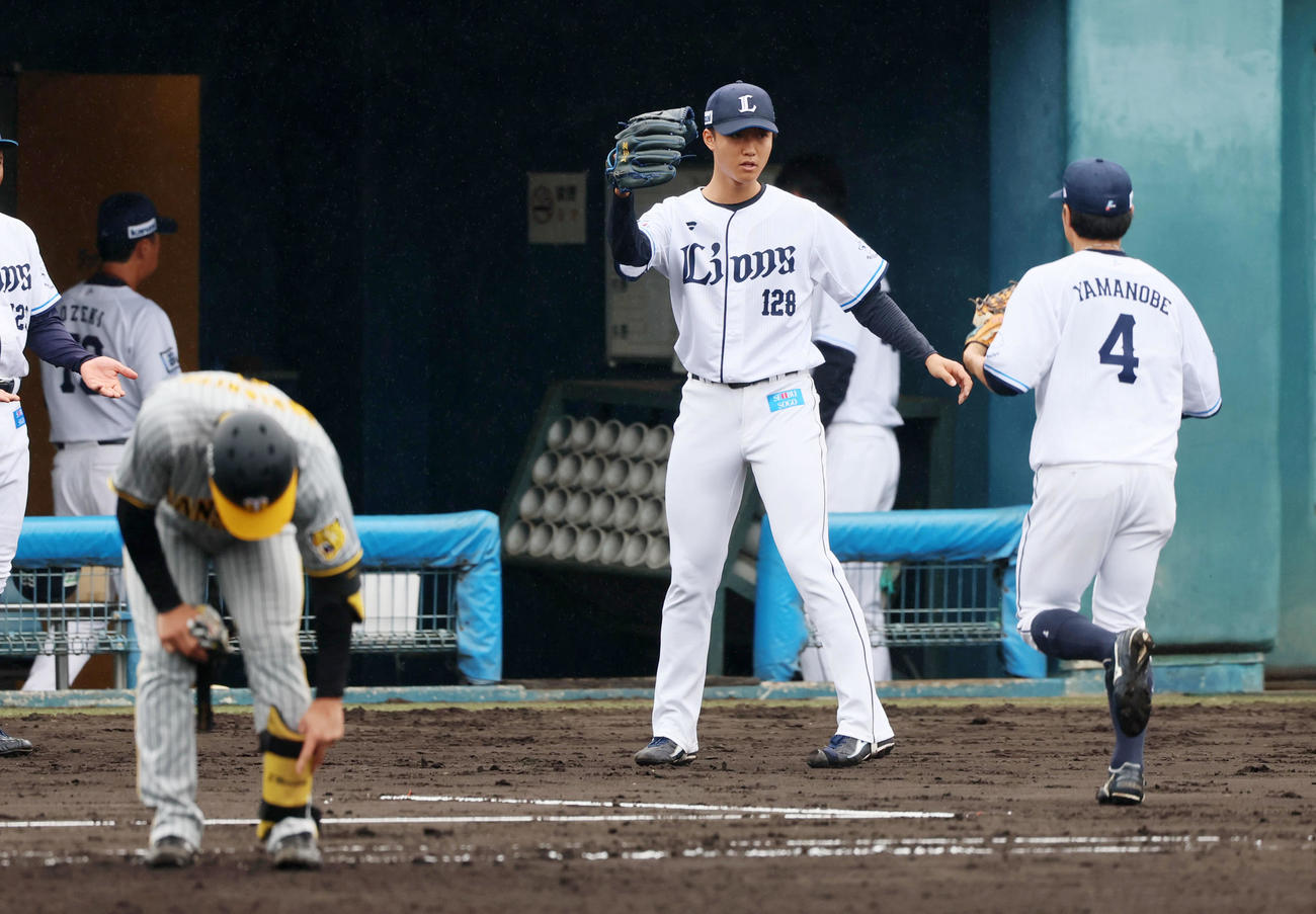西武対阪神　3回表阪神2死、西武先発菅井は森下を中飛に仕留めナインとタッチする（撮影・加藤哉）