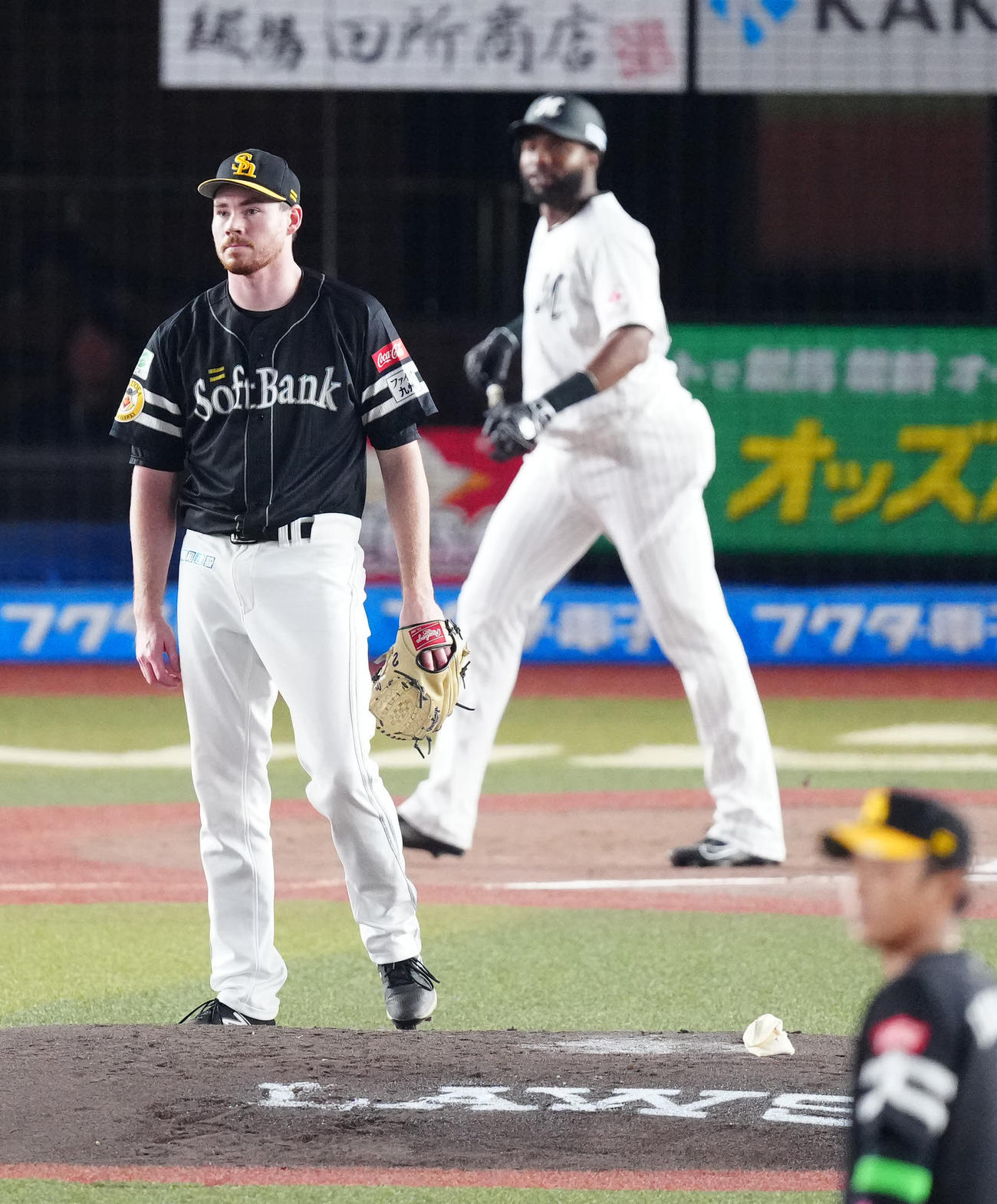 ロッテ対ソフトバンク　1回裏ロッテ2死、ポランコ（後方）にソロ本塁打を浴びるスチュワート（撮影・江口和貴）