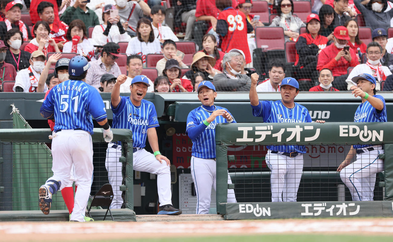 セCSファーストS第1戦　6回表DeNA1死一塁、先制左中間越え2点本塁打を放った宮崎を迎える三浦監督（中央）ら（撮影・加藤孝規）