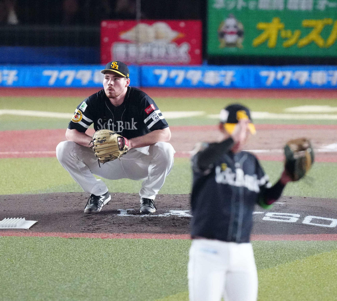 ロッテ対ソフトバンク　1回裏ロッテ2死、ポランコに本塁打を浴びて座り込むスチュワート（撮影・江口和貴）