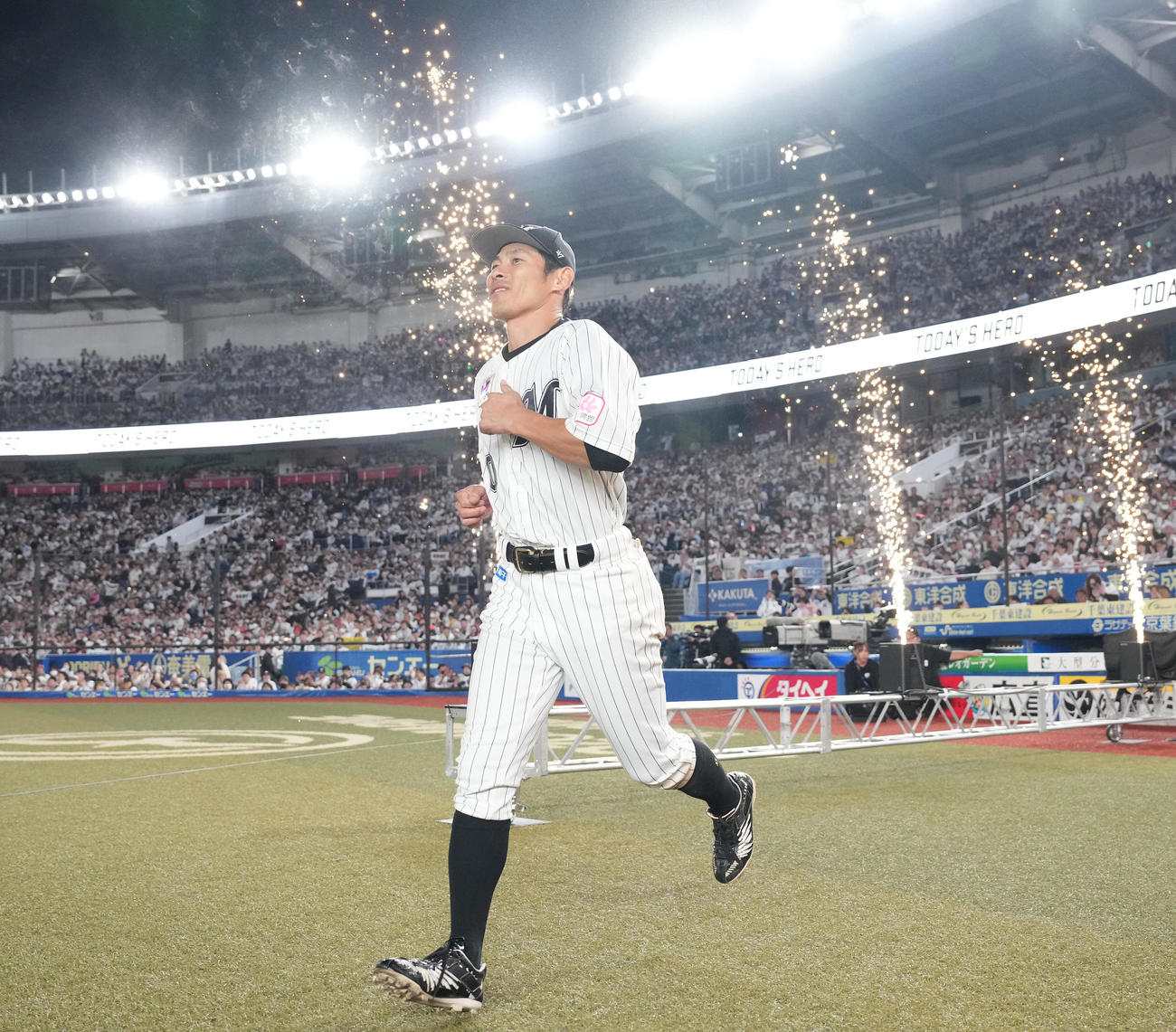 ロッテ対ソフトバンク　ソフトバンクに勝利し、お立ち台に向かうロッテ荻野（撮影・鈴木みどり）