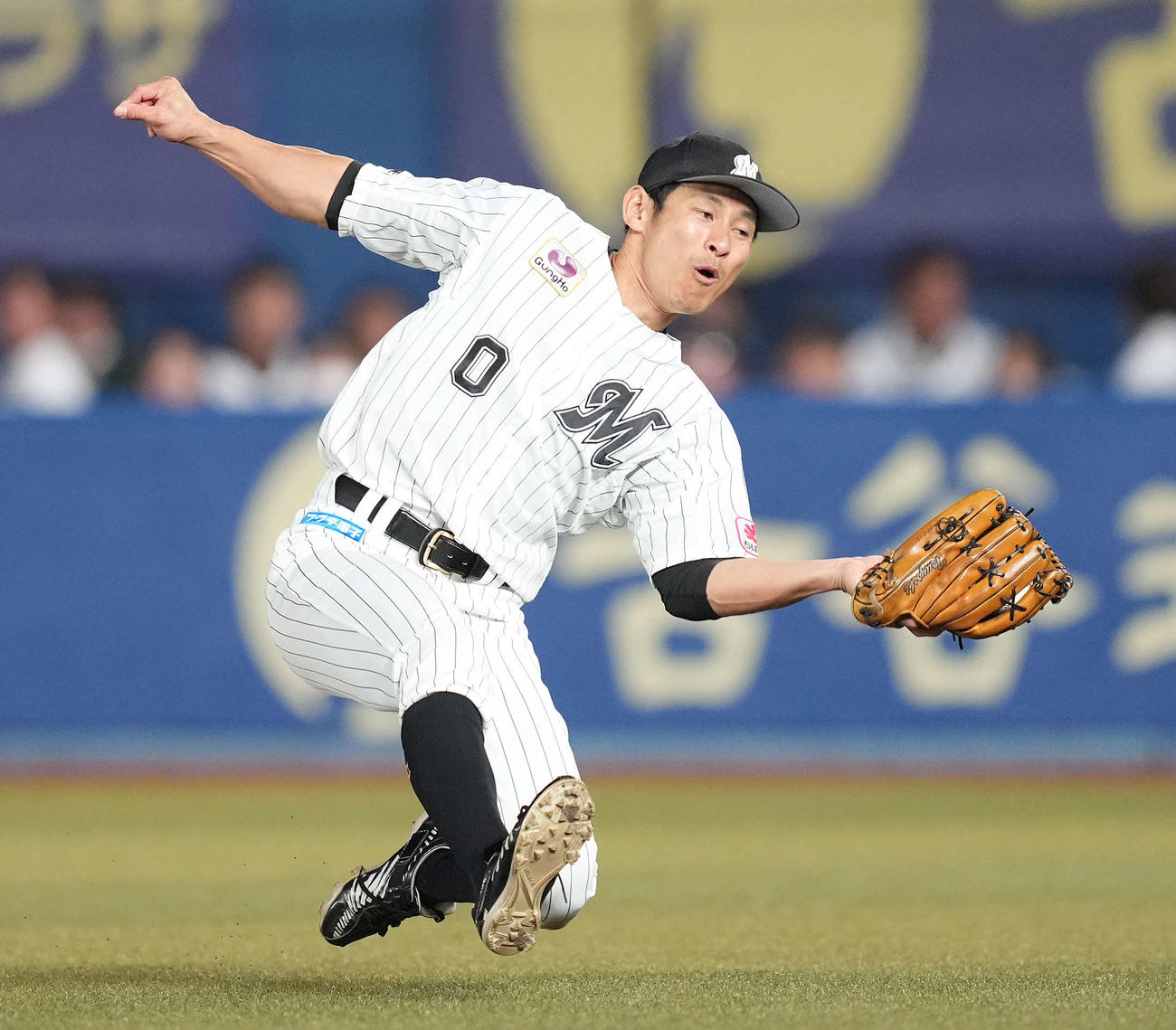 ロッテ対ソフトバンク　7回表ソフトバンク無死、三森の右飛を好捕する荻野（撮影・鈴木みどり）