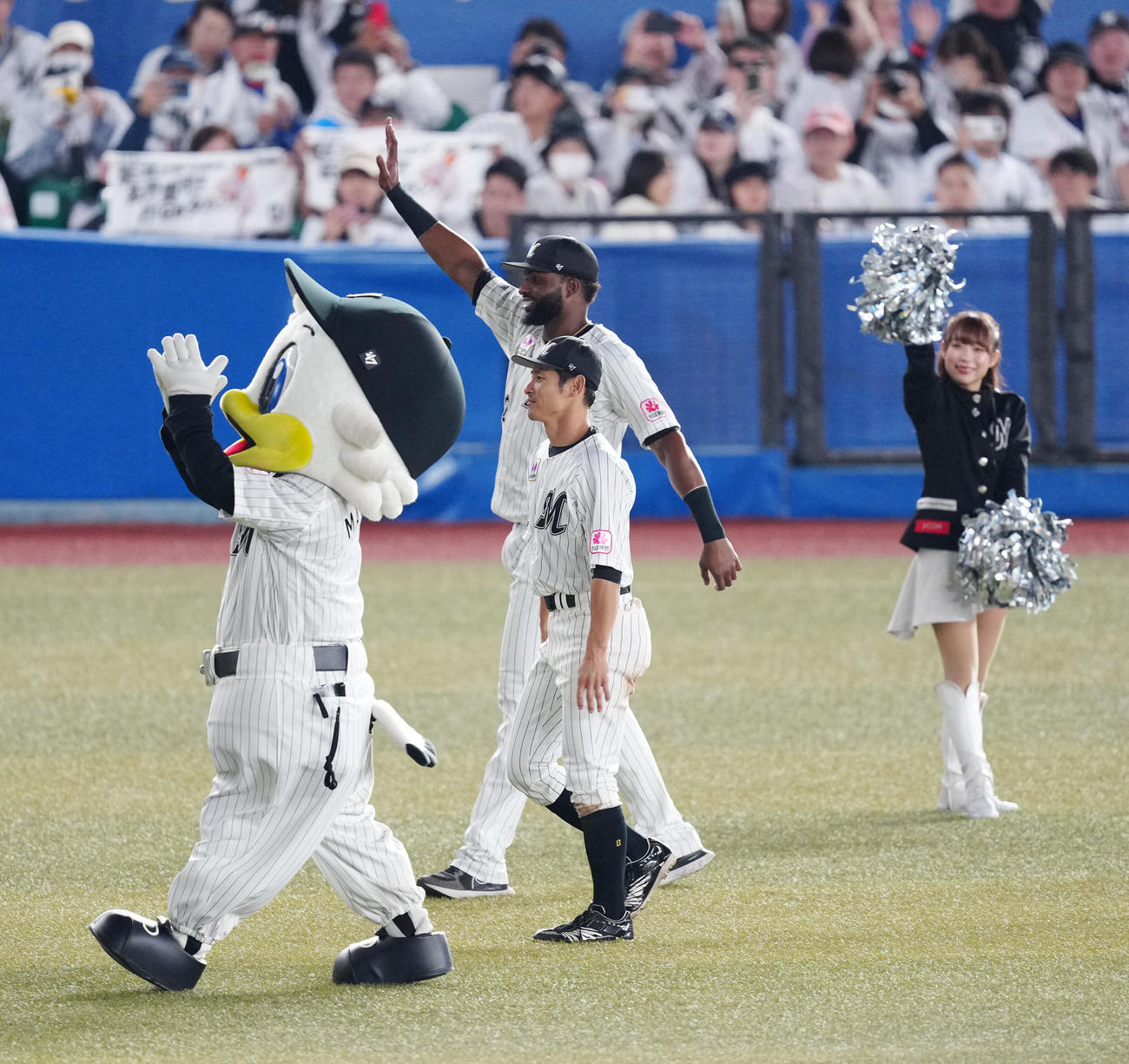 ロッテ対ソフトバンク　試合後、あいさつに向かうロッテ荻野とポランコ（後方）（撮影・江口和貴）