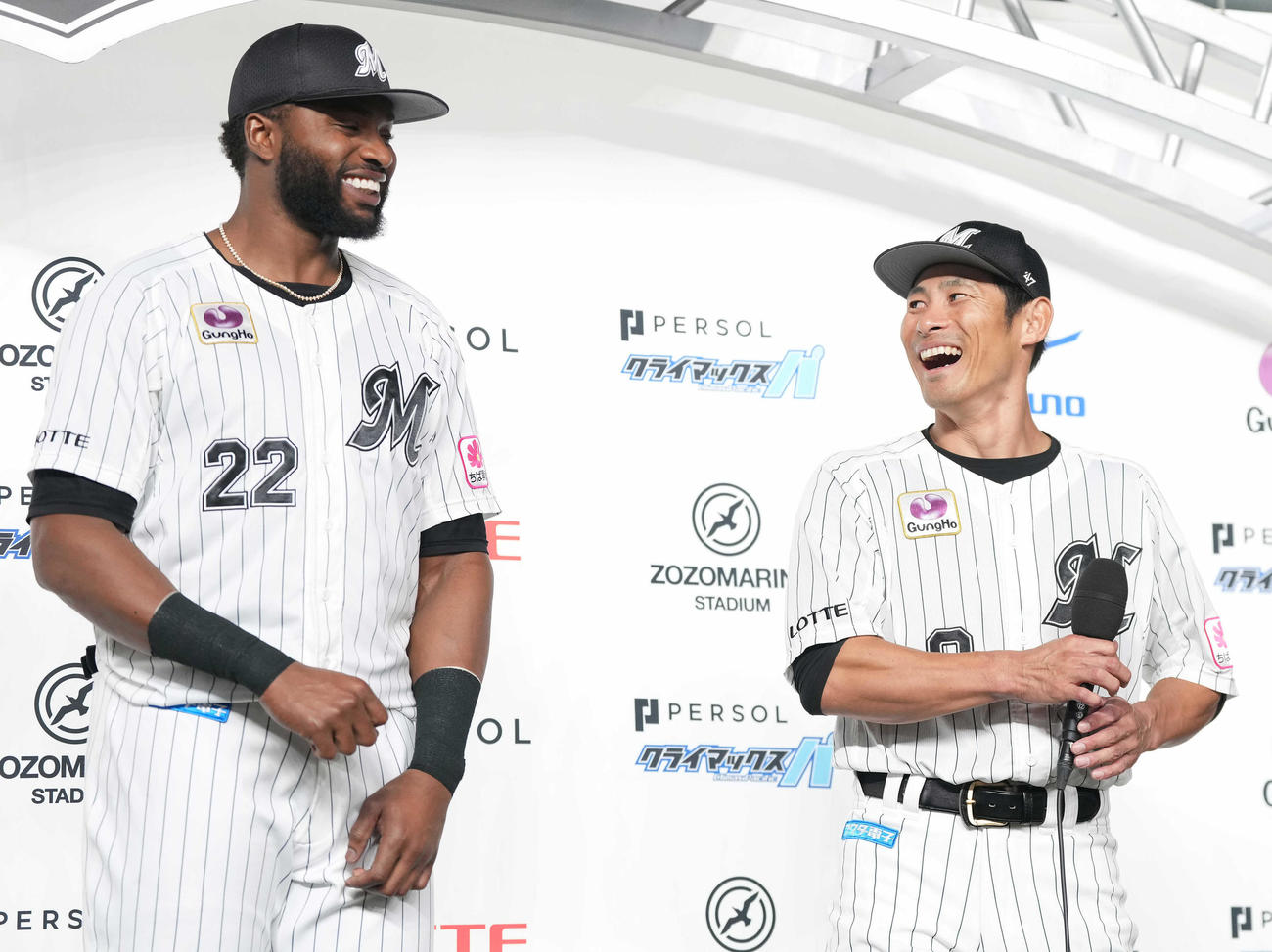 ロッテ対ソフトバンク　ソお立ち台で笑顔のロッテ荻野（右）とポランコ（撮影・鈴木みどり）