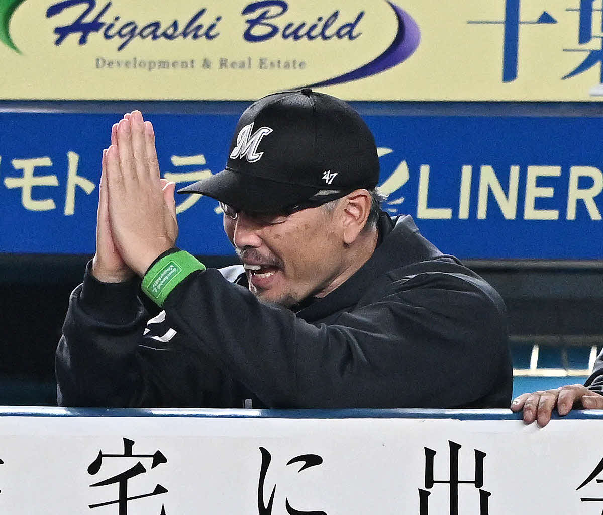 ロッテ対ソフトバンク　6回裏ロッテ無死一、二塁、適時二塁打を放った安田に向かって手を合わせる吉井監督（撮影・滝沢徹郎）